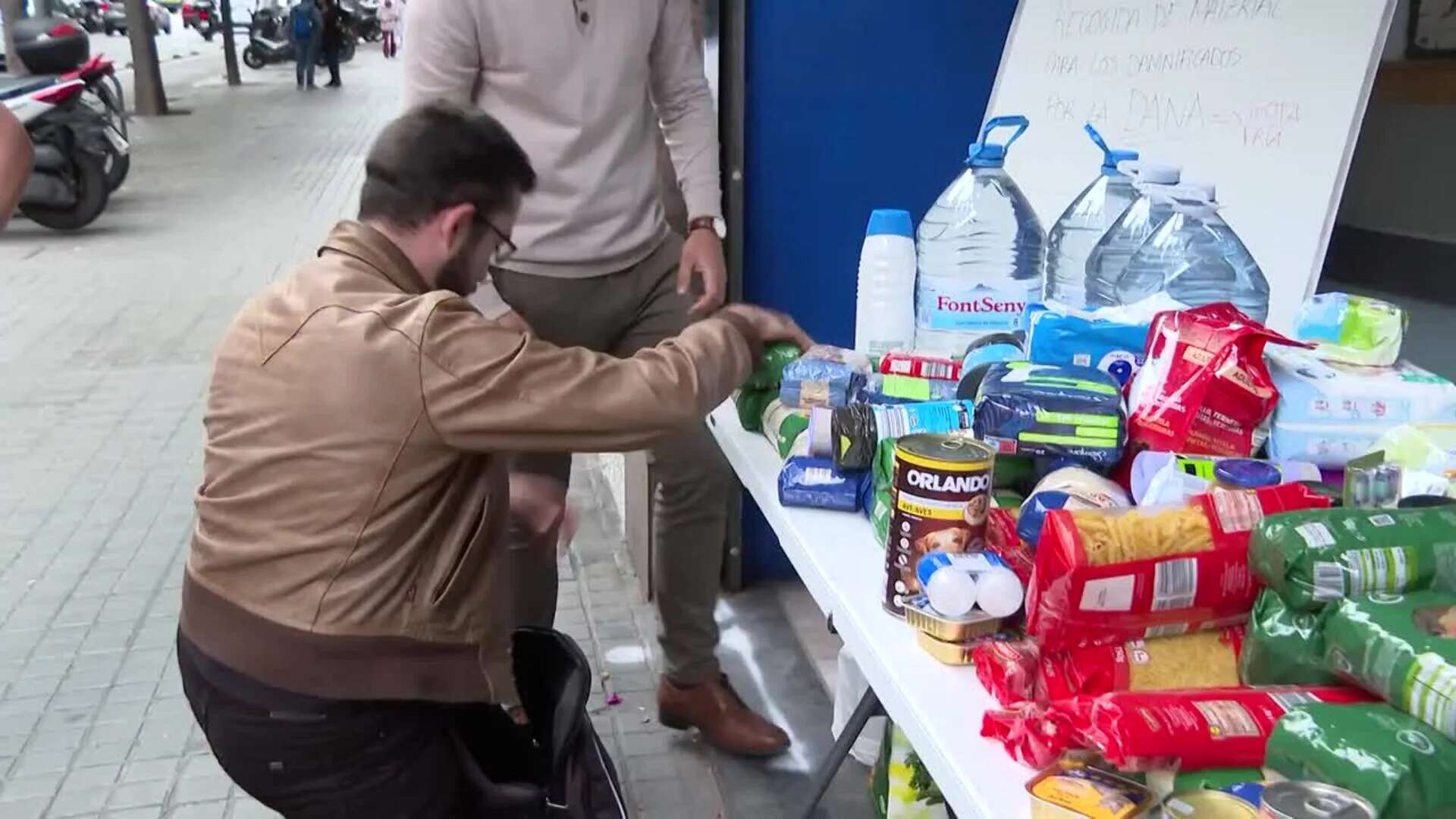 Barceloneses acuden a donar alimentos y ropa para los afectados de Valencia