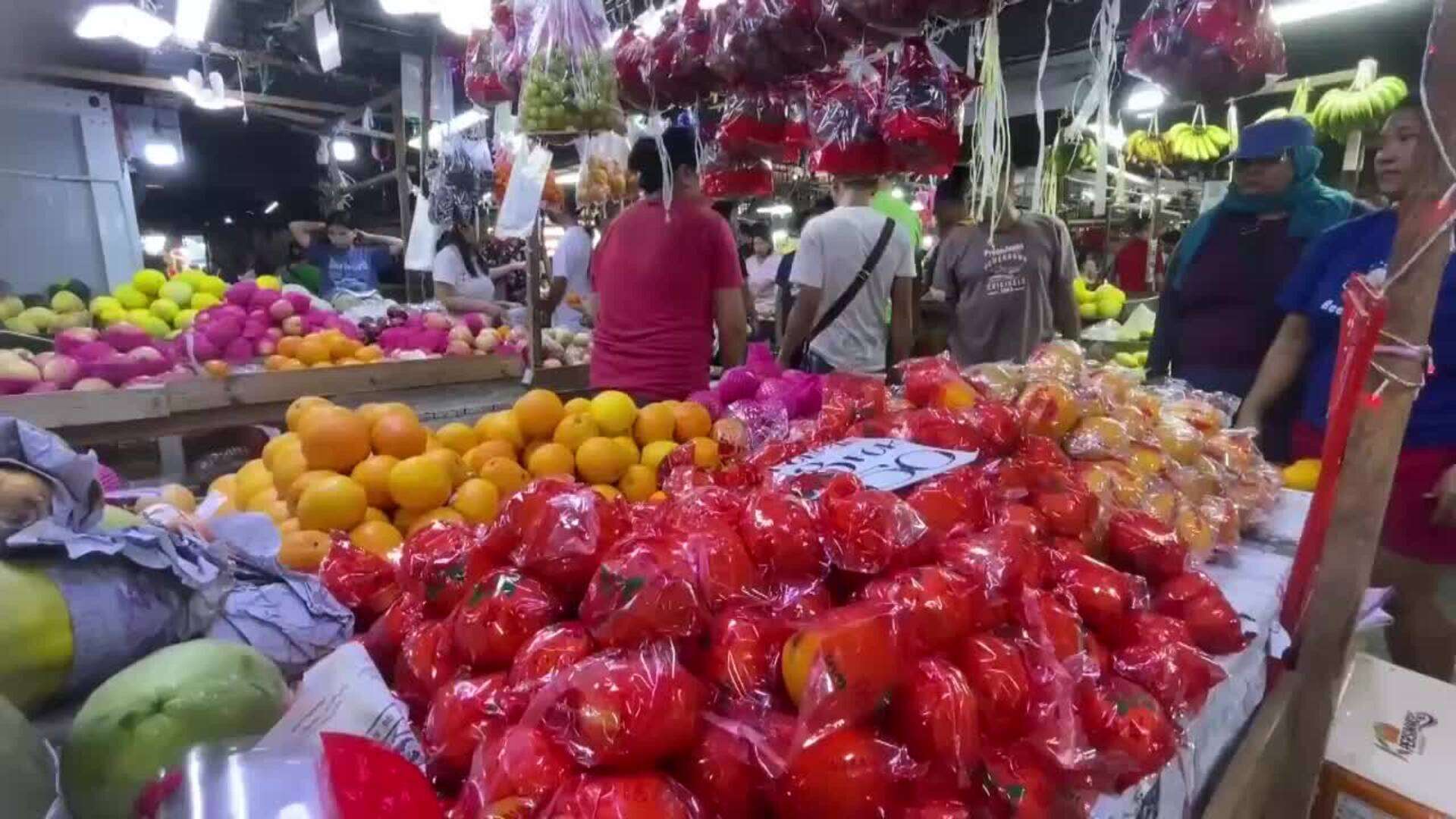 Filipinos compran frutas redondas para celebrar el Año Nuevo 2025