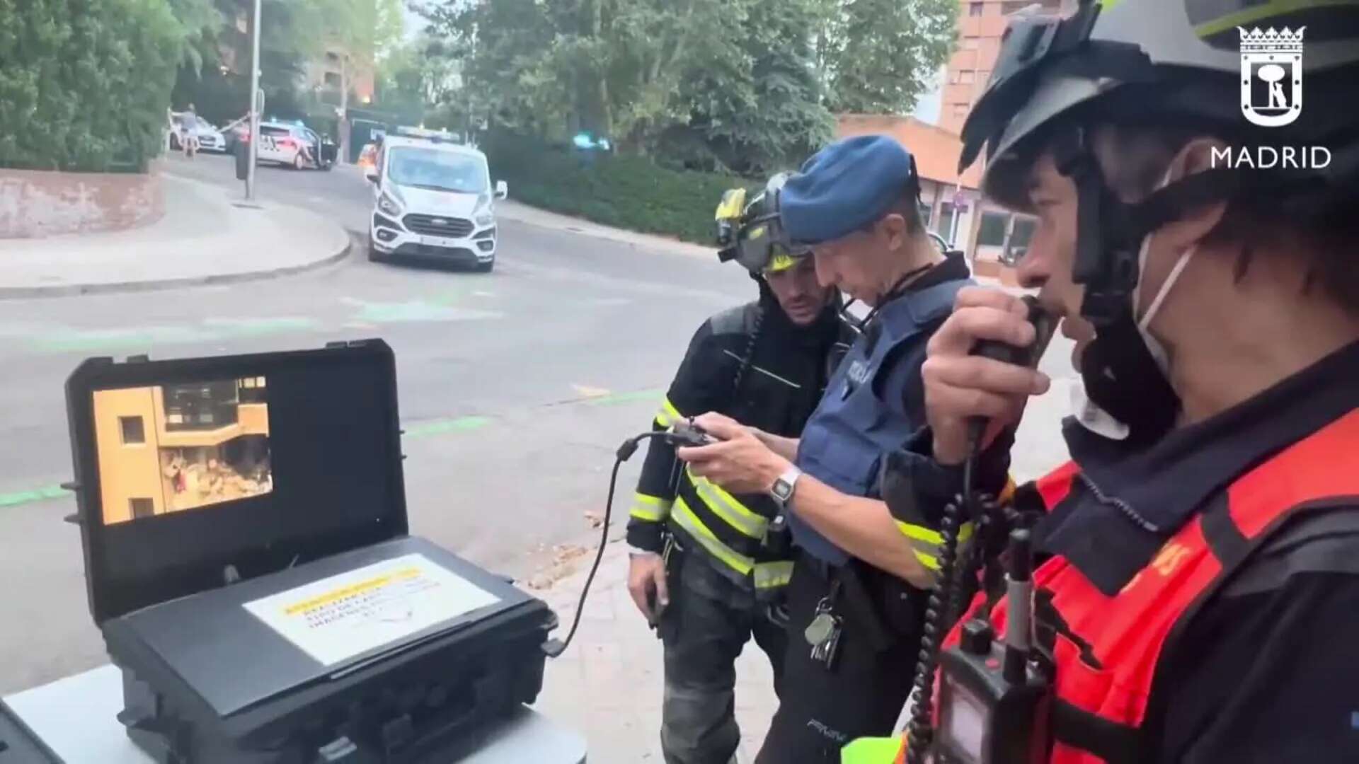 Bomberos, técnicos y Policía Municipal evalúan el estado del edificio que explotó en Madrid