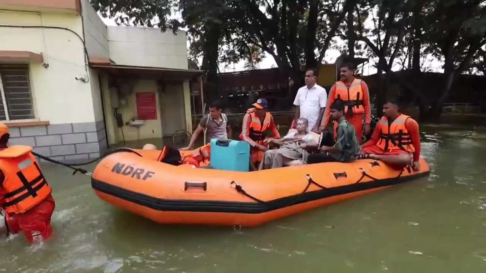 Operativos de emergencia actúan en Bangalore por inundaciones causadas por lluvias