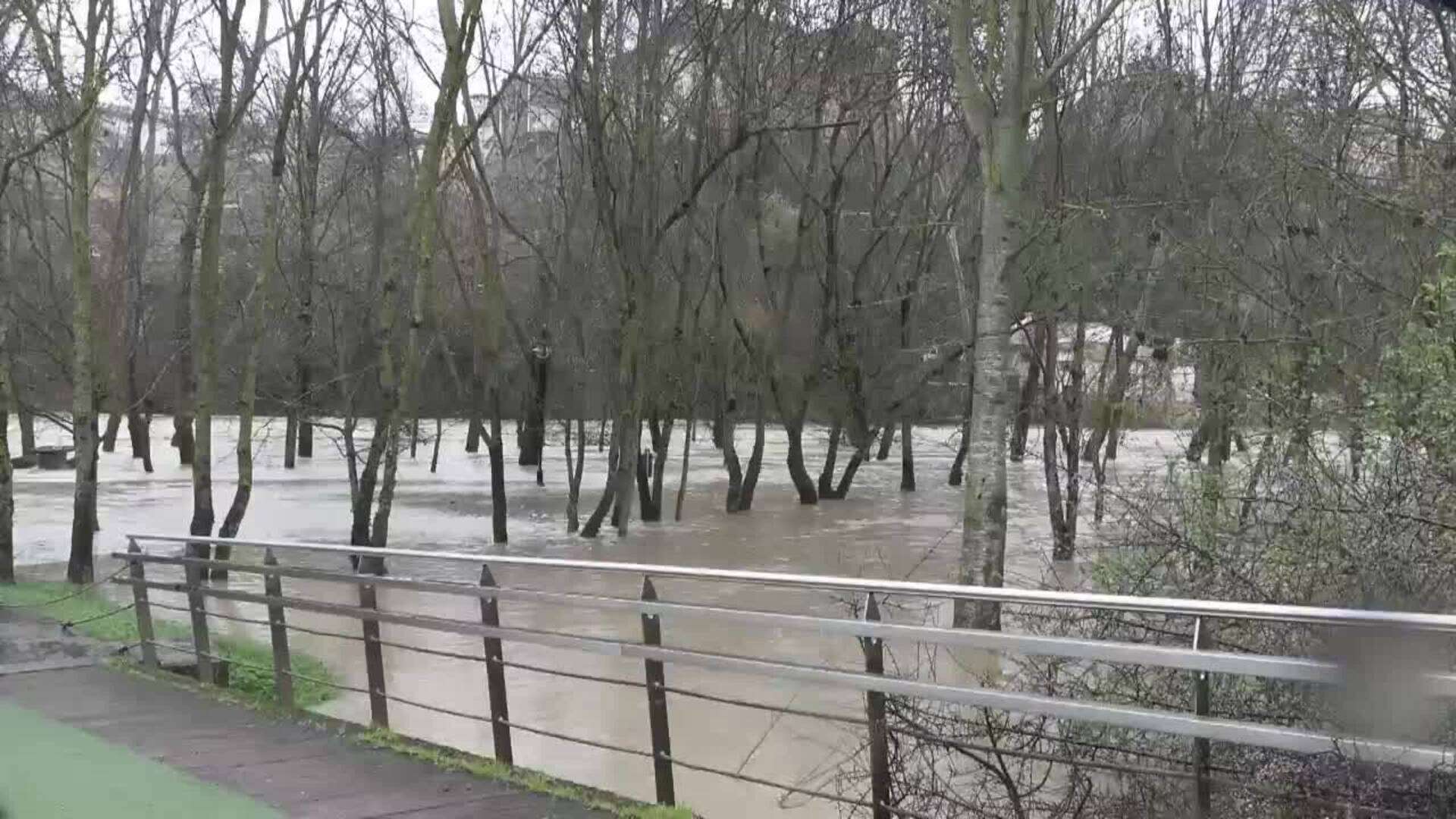 El río Arga anega varias zonas de Pamplona, pero la situación es 