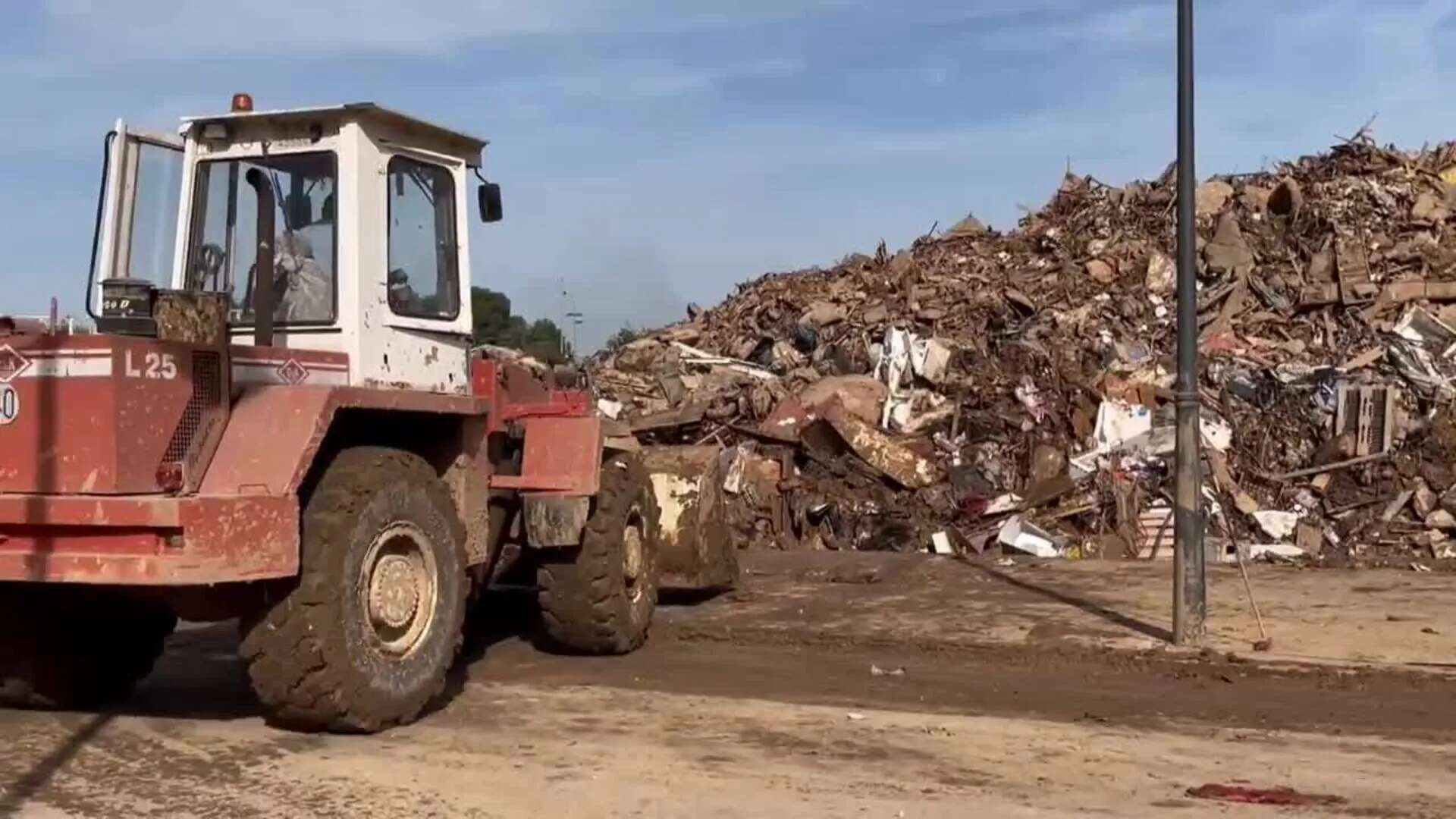 Siguen llegando escombros y basura a los puntos habilitados para su recogida