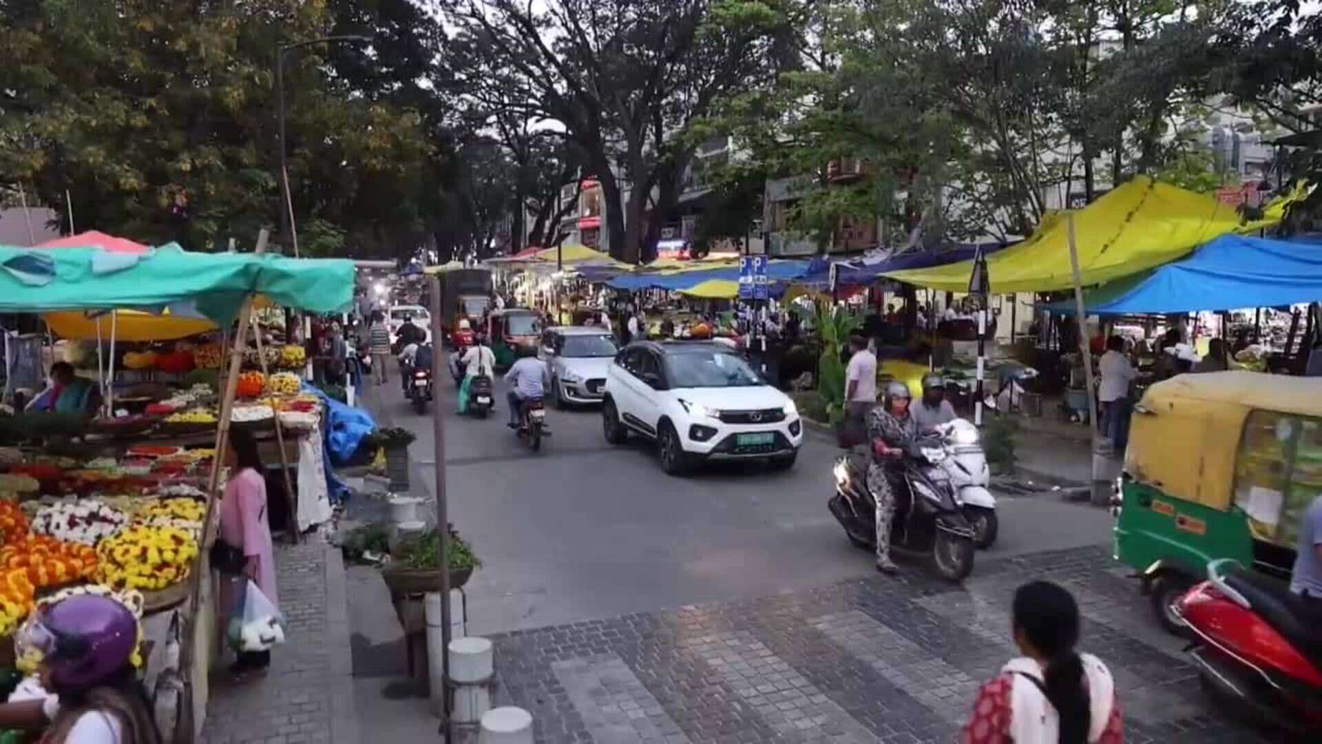 Venden flores y luces decorativas en Bangalore para el festival de Diwali