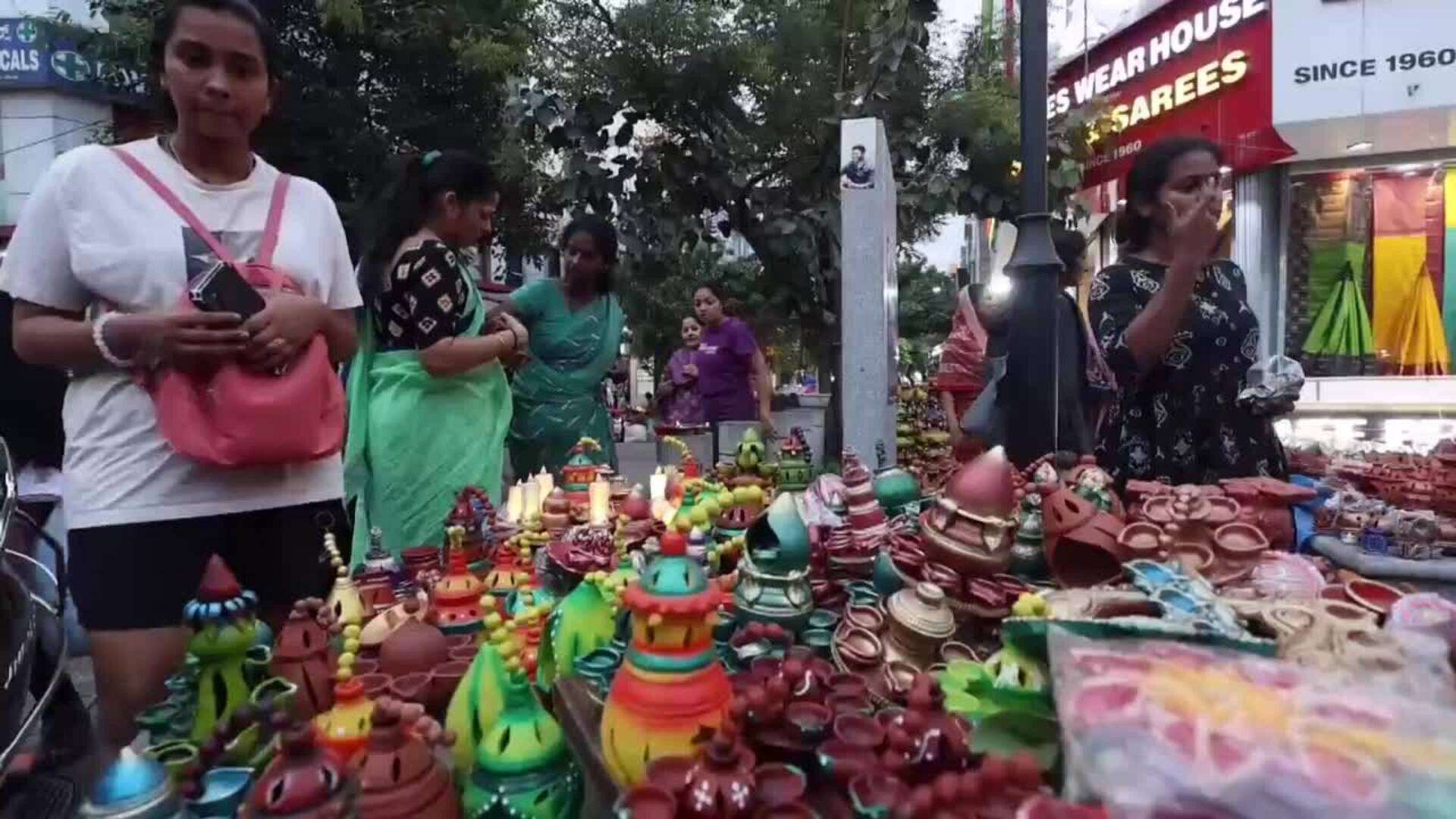 Indios realizan compras en Bangalore ante el inicio de Diwali