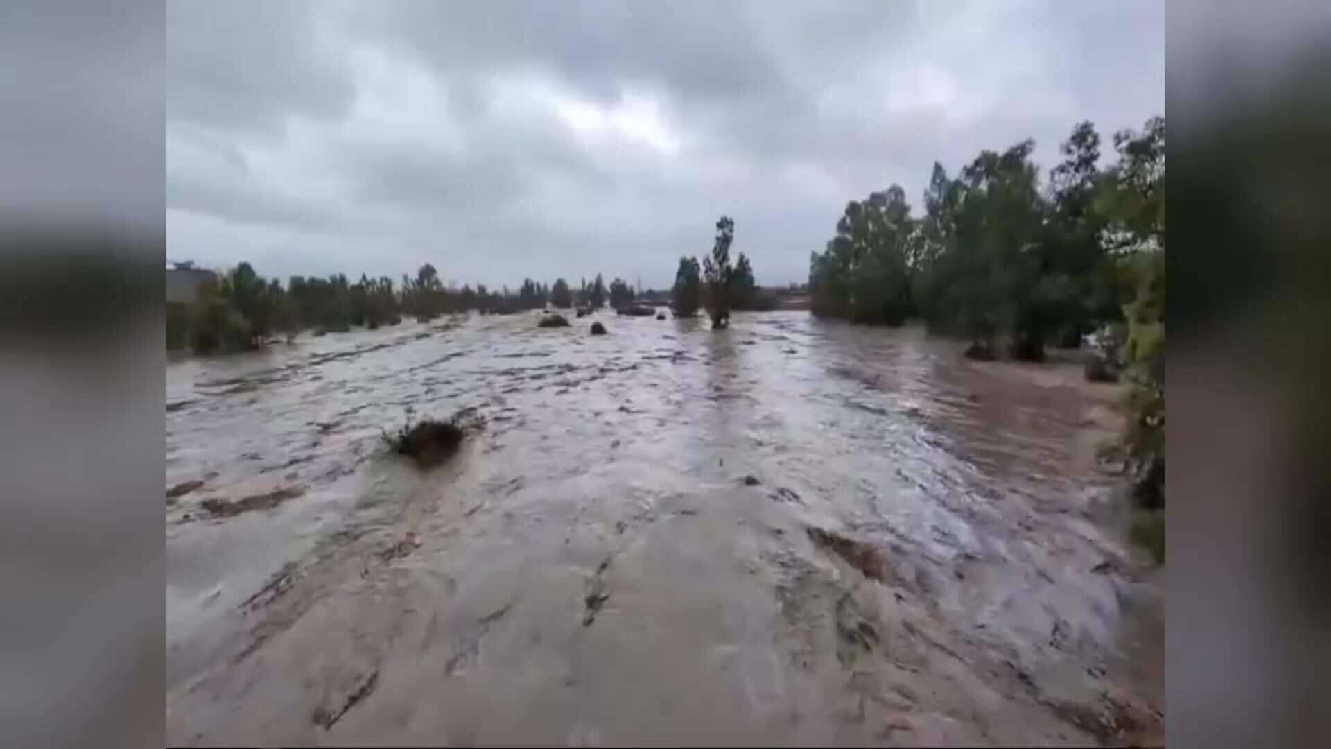 El río Magro se desborda en Utiel y obliga a los bomberos a evacuar bajos y comercios