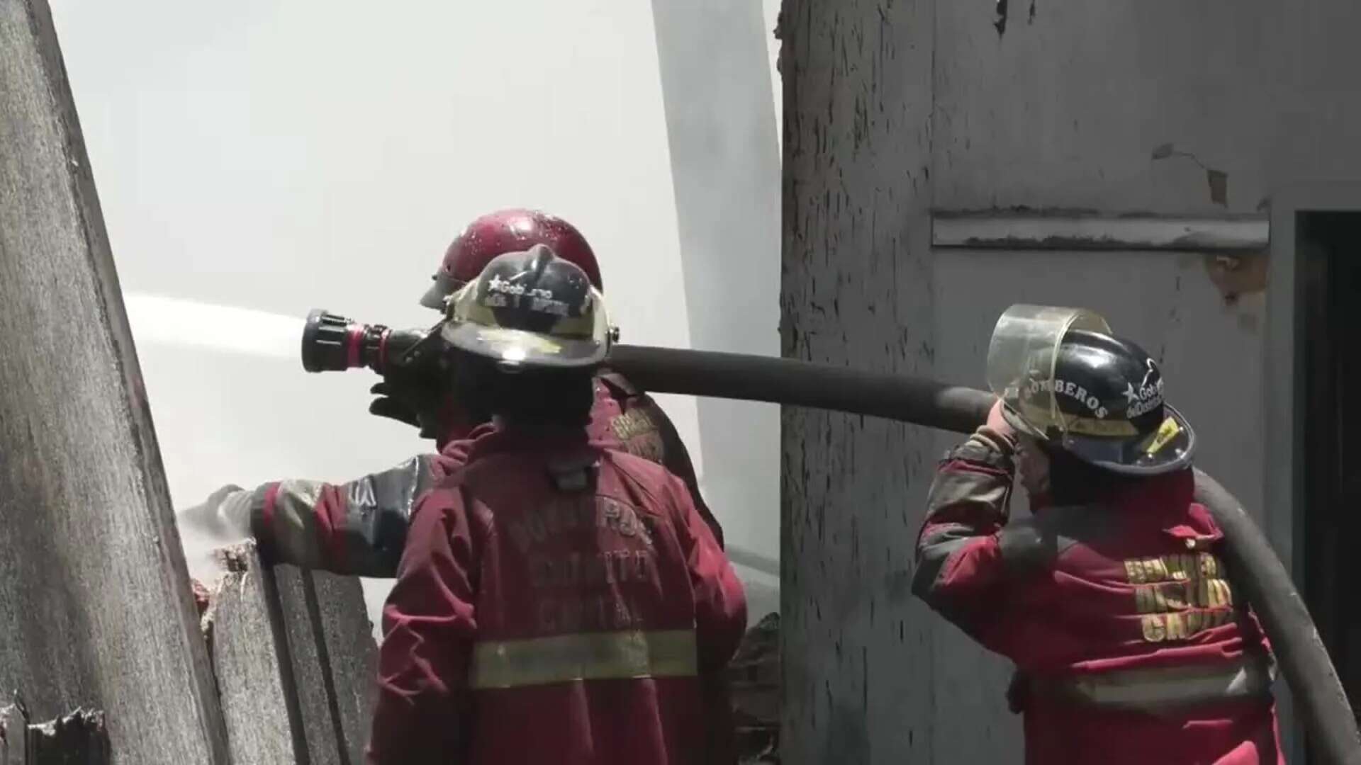 Los bomberos controlan un incendio en una planta de ensamblaje de motocicletas en Caracas