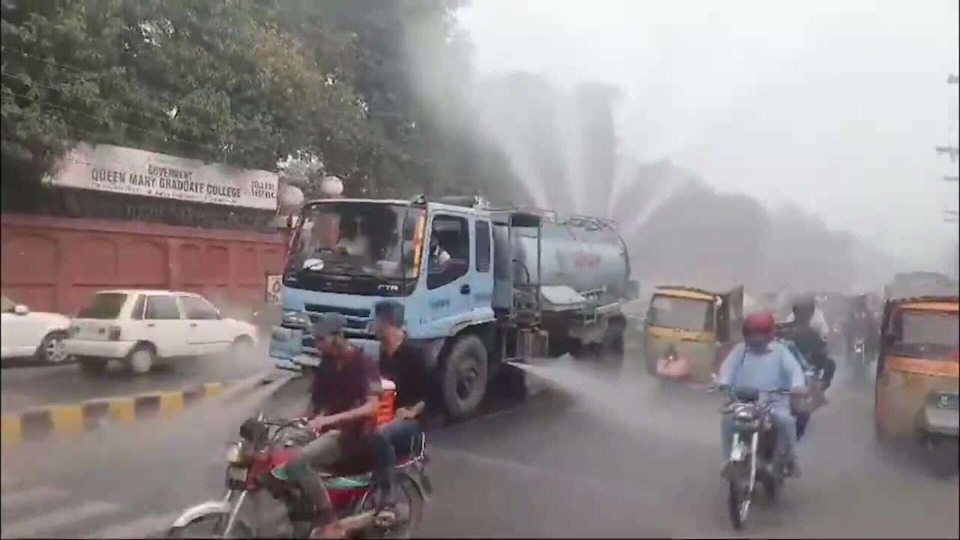 Lahore (Pakistán) prohíbe el acceso a espacios públicos por la alta contaminación