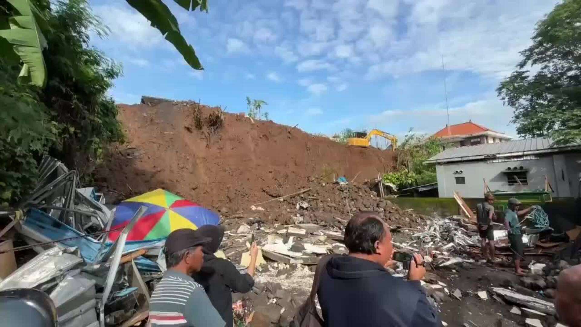 Avalanchas en Indonesia dejan 25 muertos y 17 heridos mientras persisten las lluvias