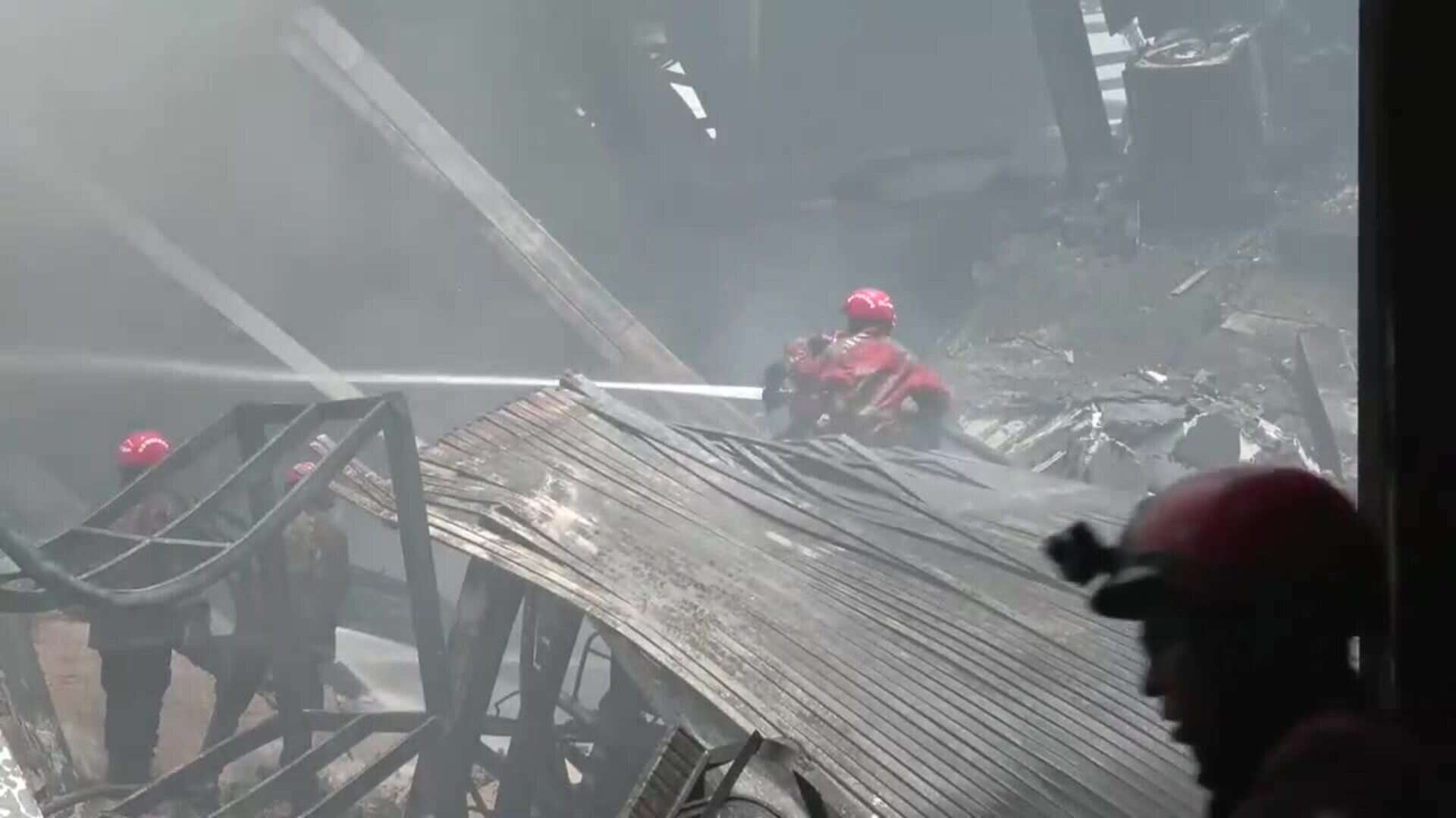 Bomberos venezolanos controlan un incendio en una planta de ensamblaje de motocicletas en Caracas