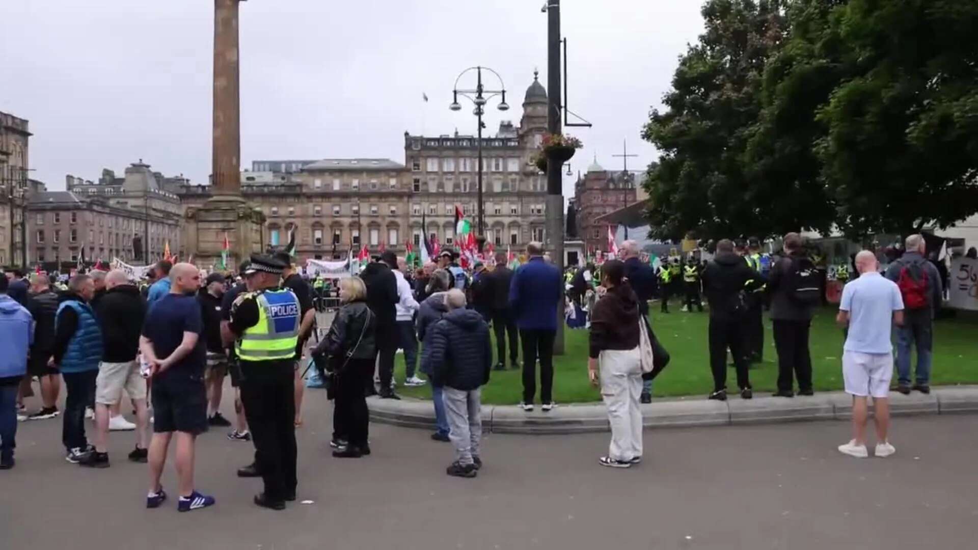 La extrema derecha se manifiesta en una protesta contra la inmigración en Glasgow