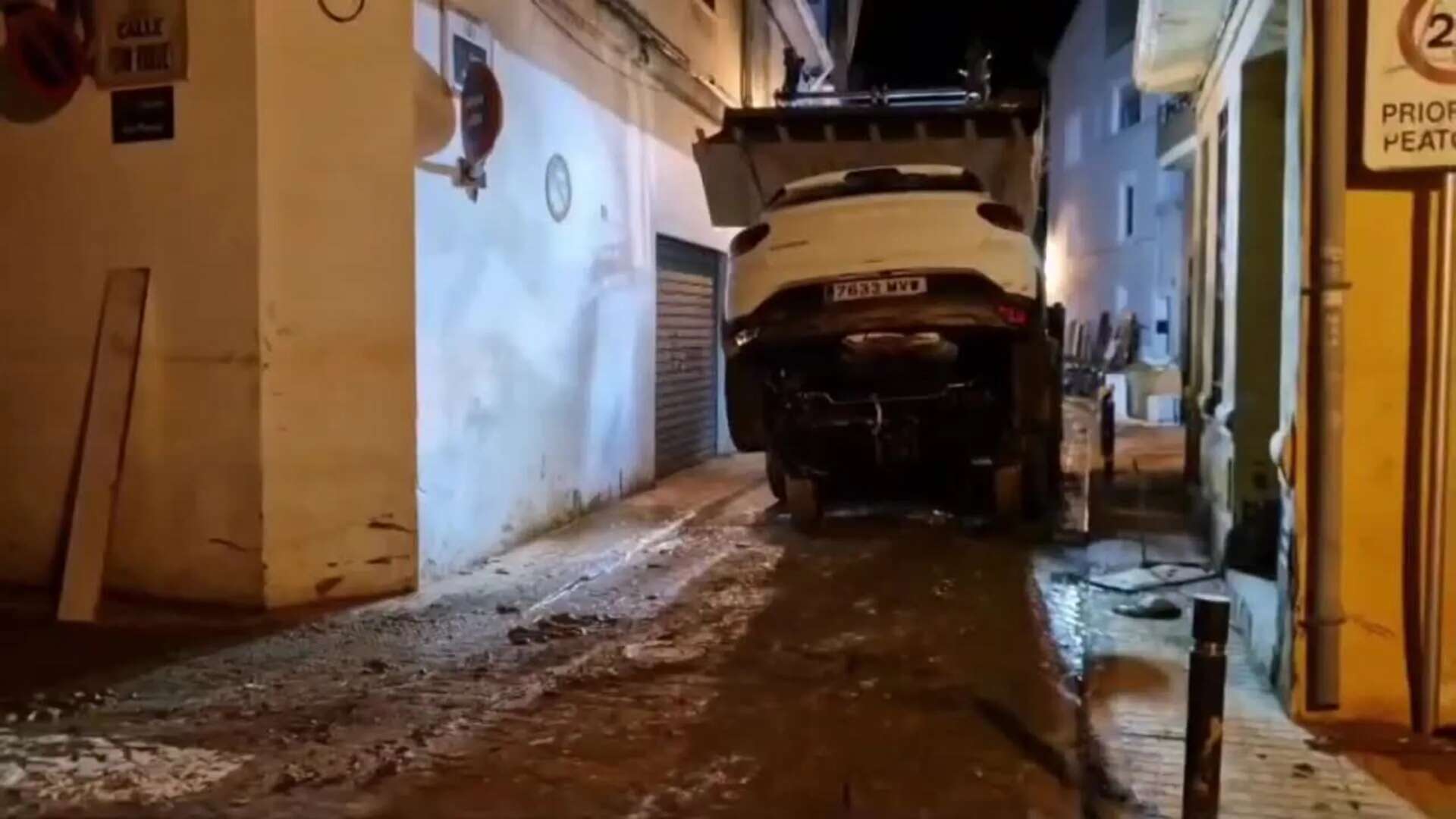 Excavadoras para sacar coches hundidos en lodo en Paiporta (Valencia)