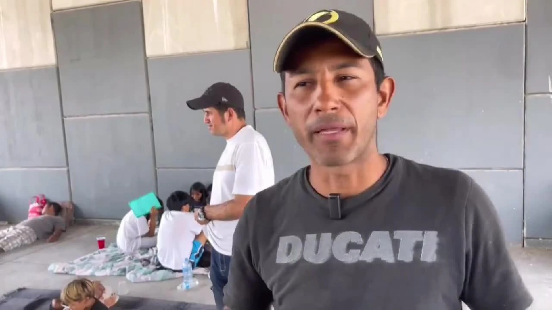 Migrantes dejan el río Bravo y se refugian del calor e inseguridad debajo de un puente
