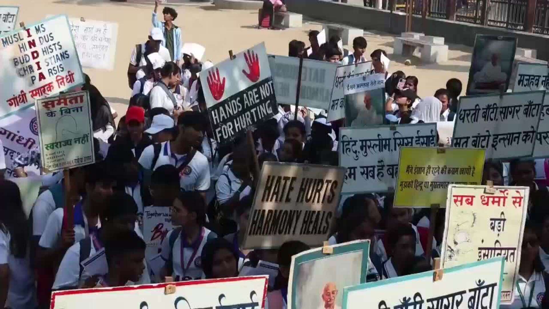 Estudiantes recuerdan a Gandhi en Bombay con acto por la paz en el 77 aniversario de su muerte