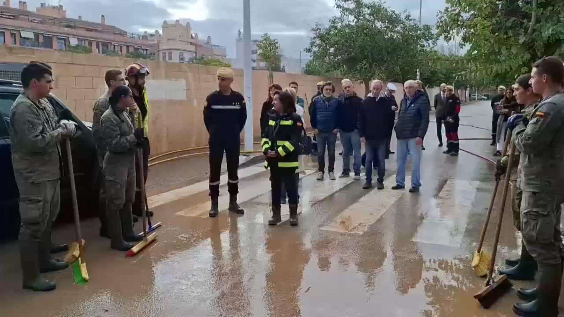 Robles visita localidades valencianas afectadas por la dana para felicitar a militares desplazados