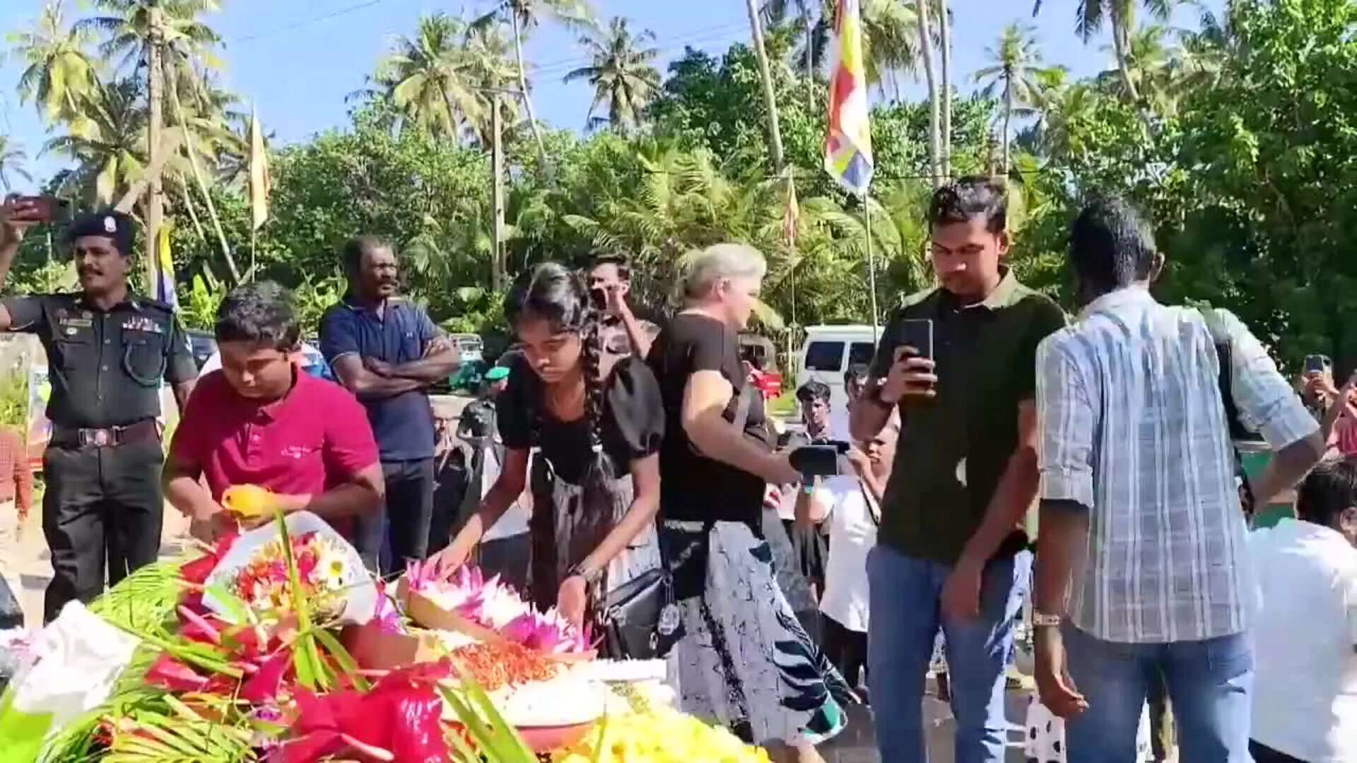 Sri Lanka homenajea en silencio y con una ruta en tren a las víctimas del tsunami de 2004