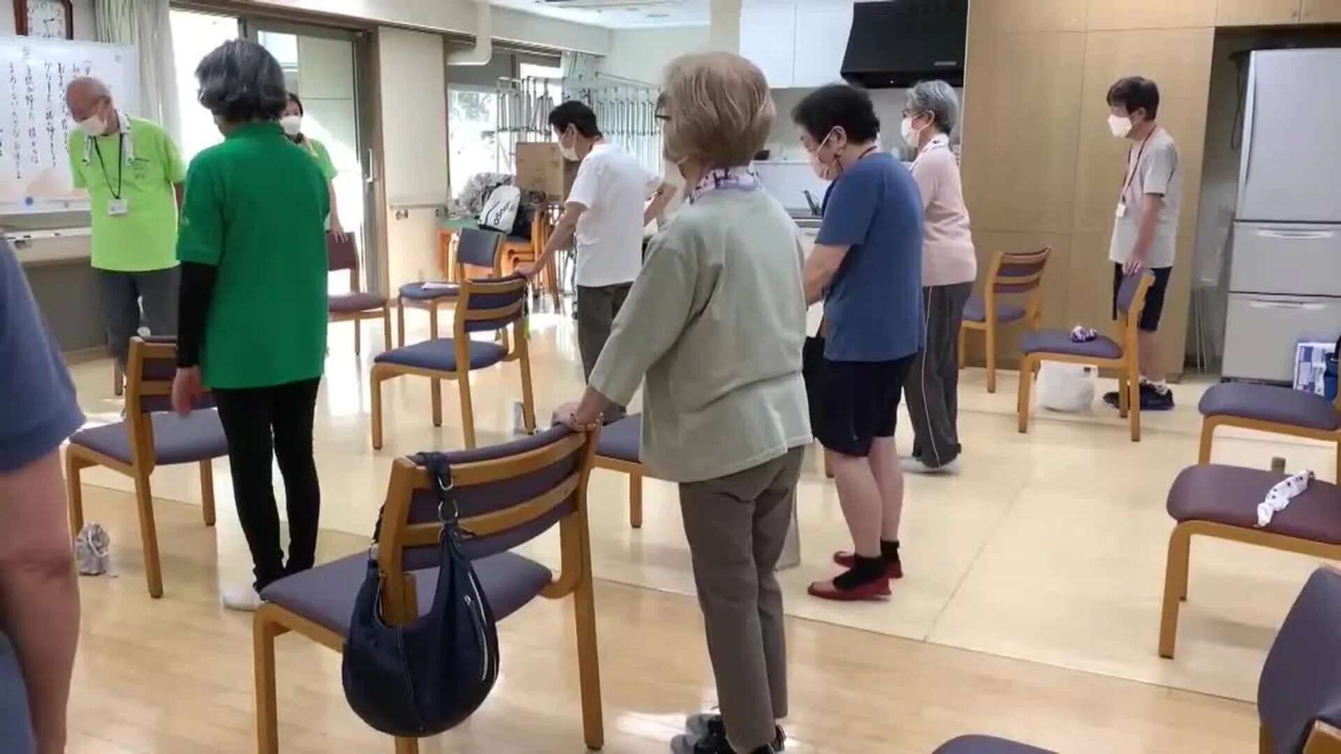 Voluntarios en Tokio crean una para evitar que los ancianos mueran solos