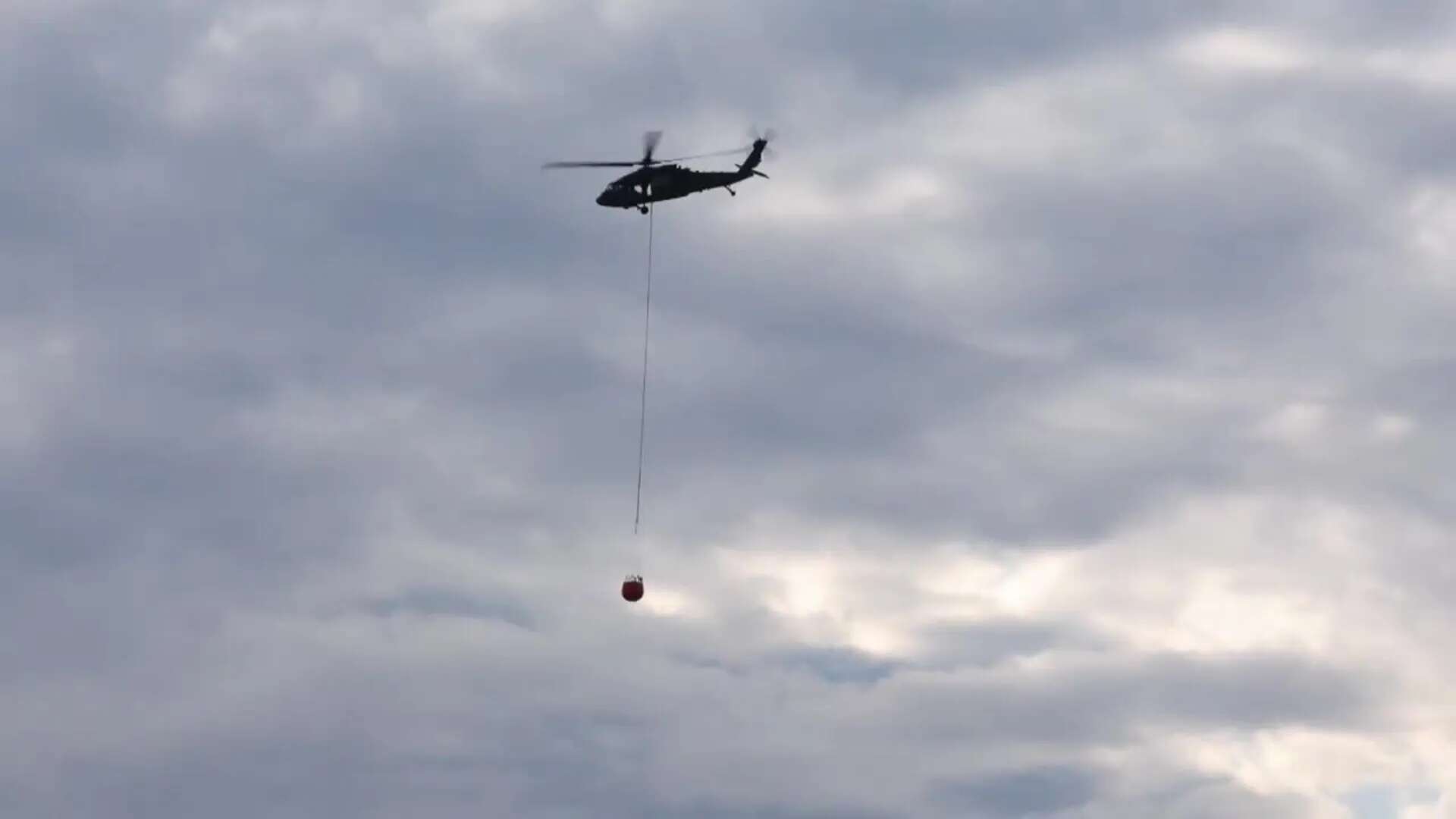 Los bomberos continúan combatiendo el incendio forestal que arrasa la montaña Lamentation en Connecticut