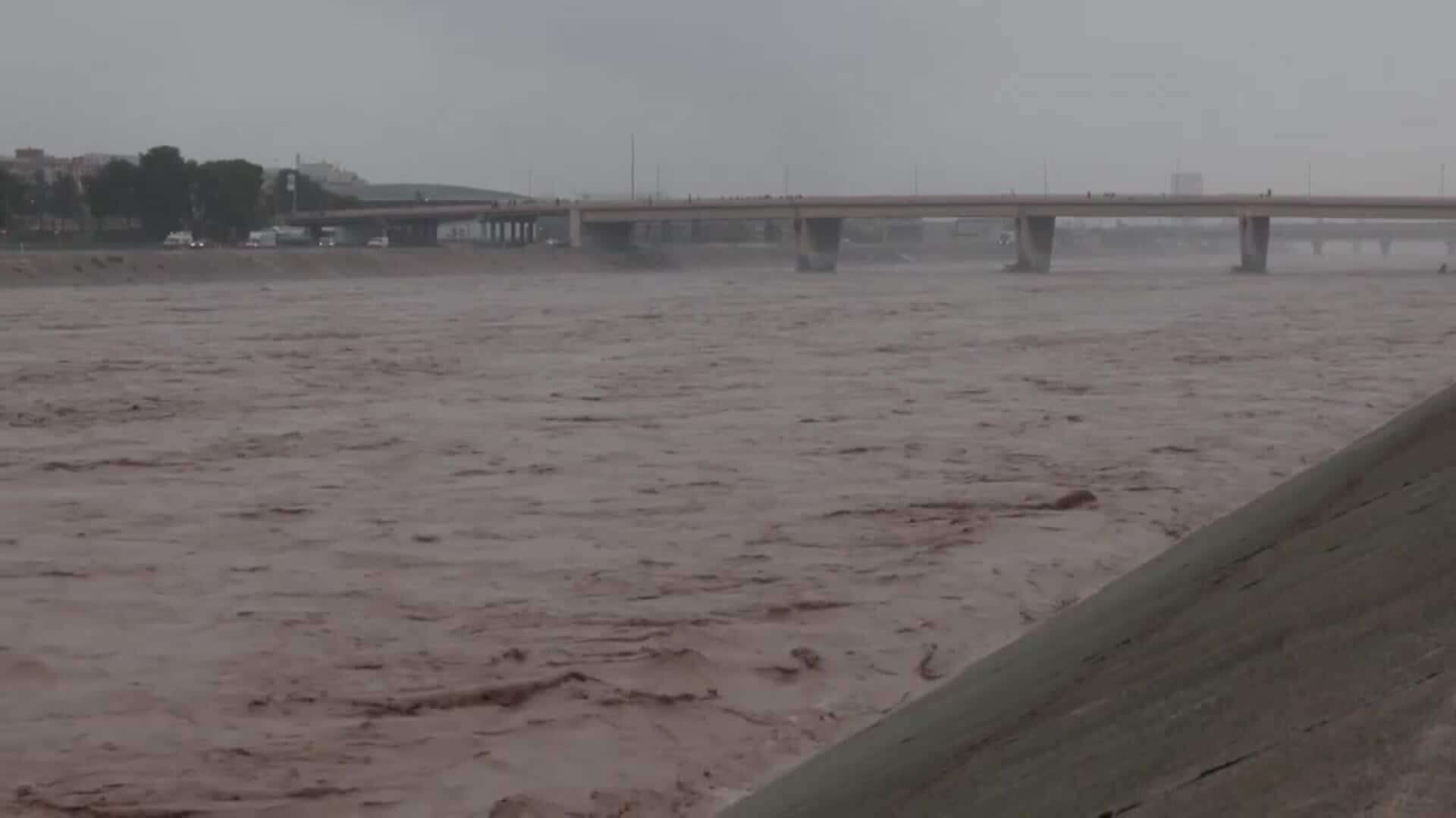 Atasco en la VL-30 en Valencia que va en paralelo al río Turia con un caudal nunca visto