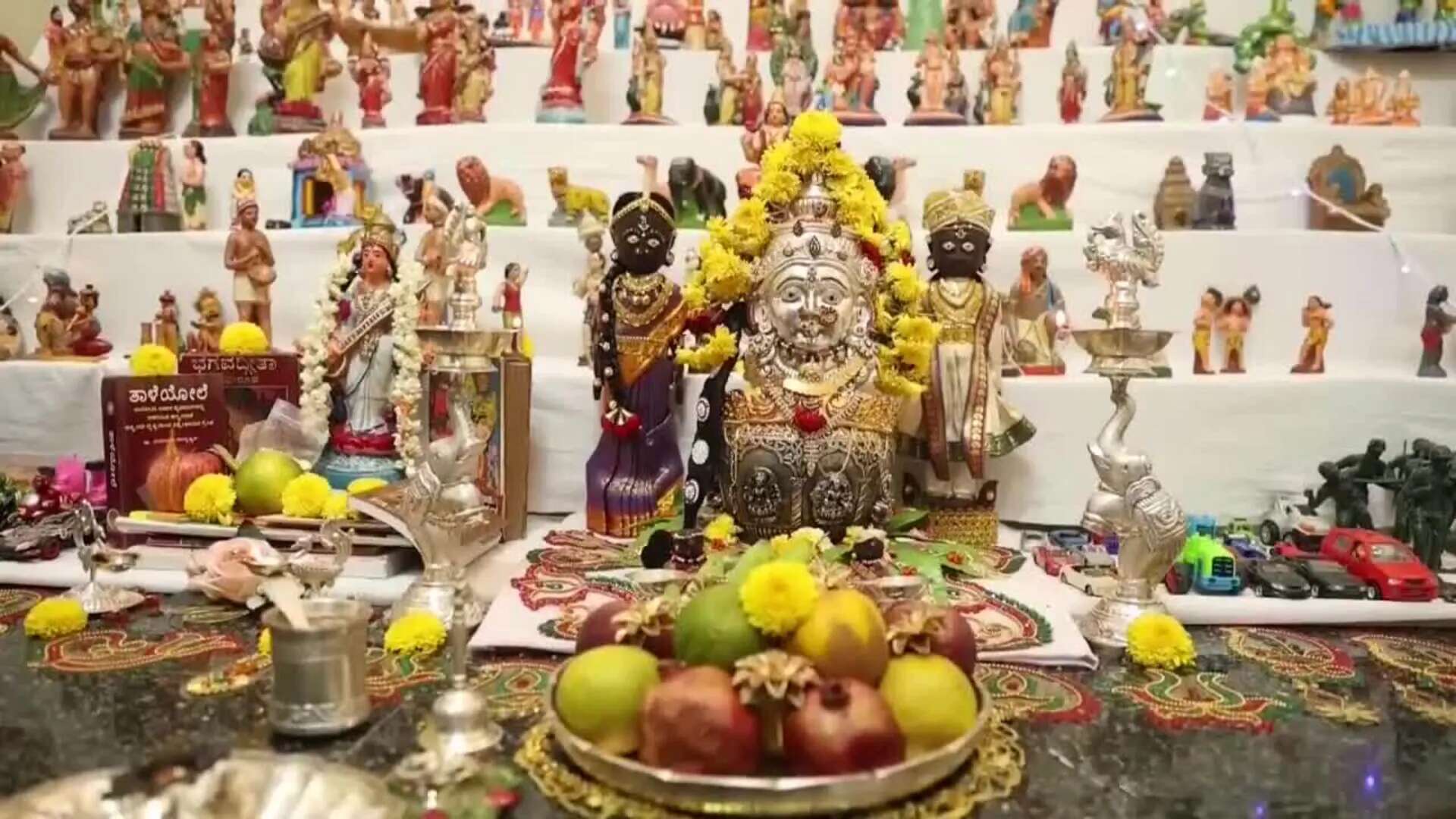 Bangalore rinde homenaje a la diosa Durga con pujas por muñecas Golu durante Navratri