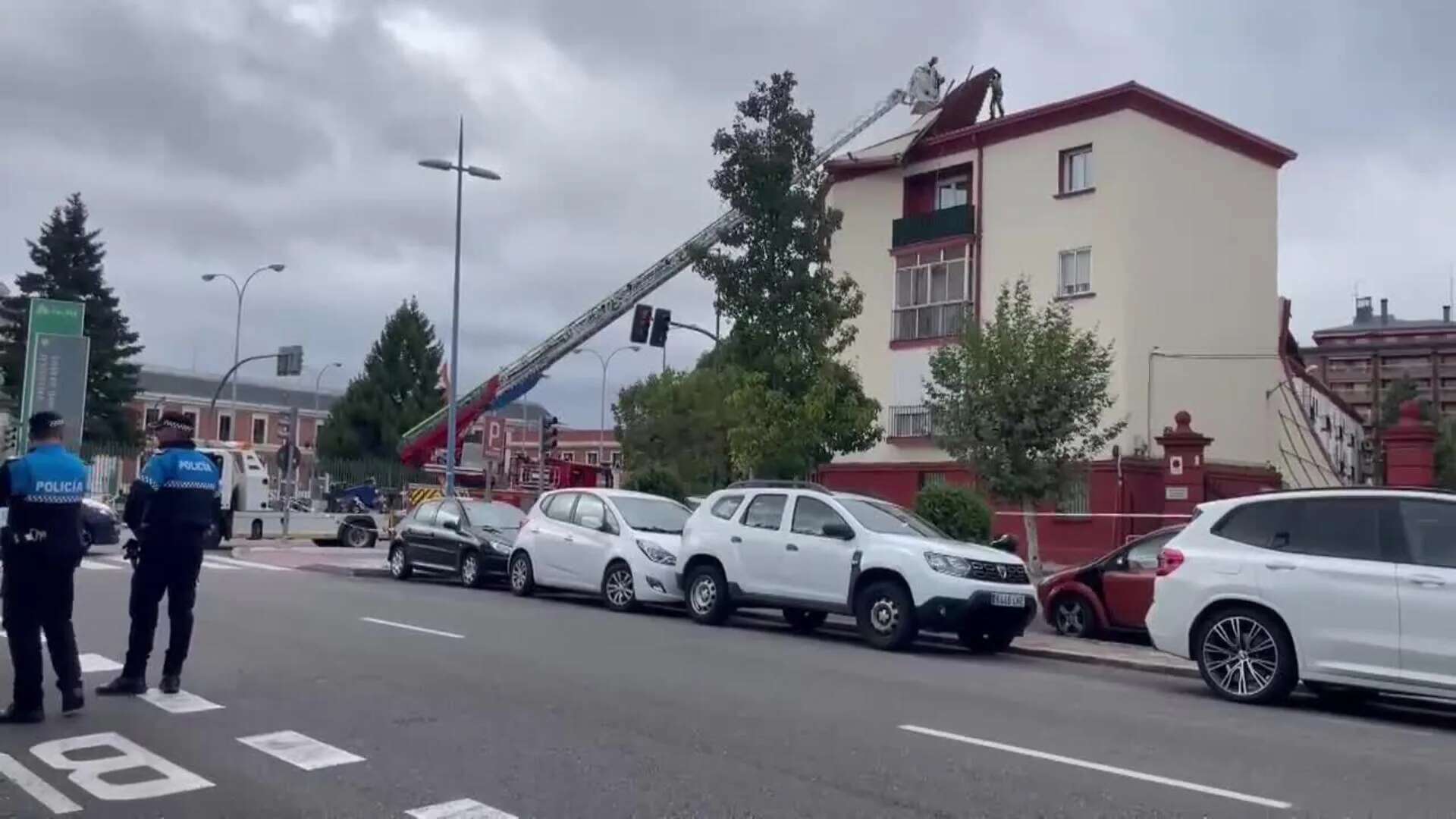 El viento arranca un tejado de un céntrico edificio de Valladolid sin daños personales