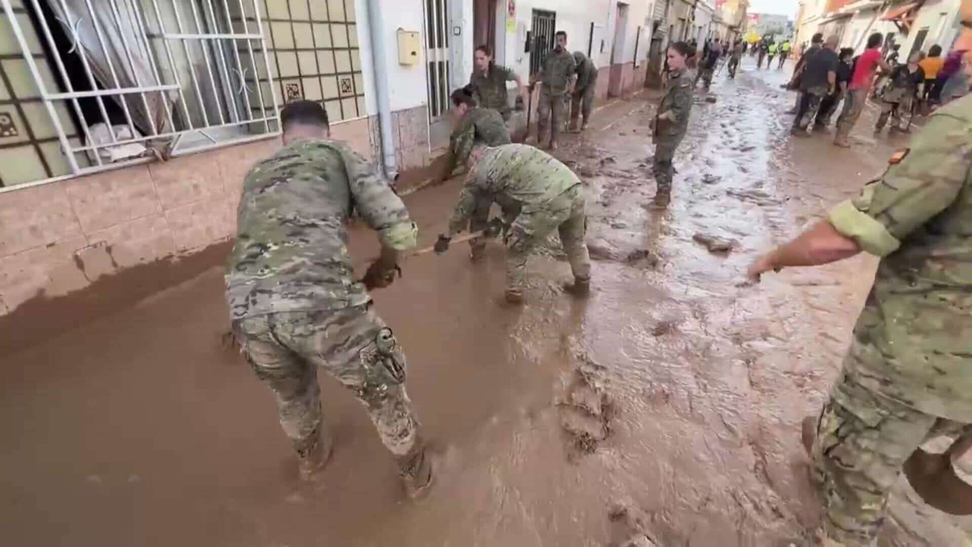 Militares del Regimiento 21 de Marines trabajan en labores de limpieza en Ribarroja, Valencia