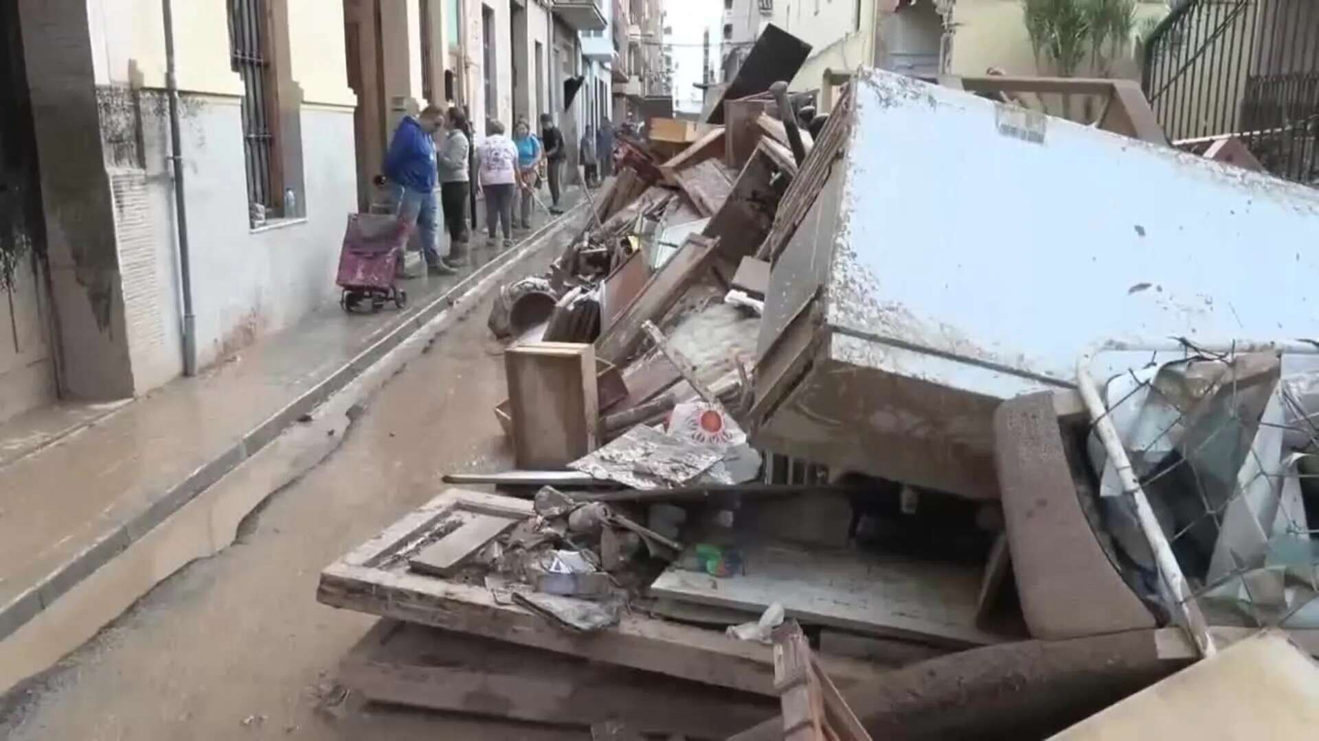 Vecinos denuncian robos y saqueos: Hay que hacer guardia tras todo el día quitando barro