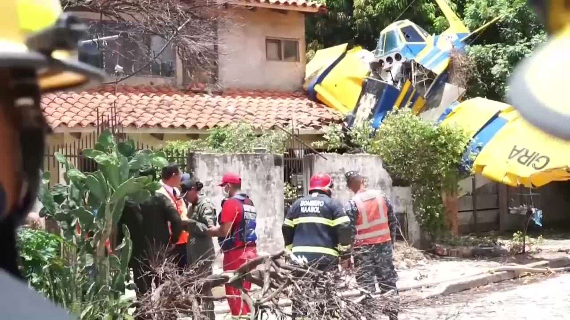 Una persona herida al caer una avioneta sobre una casa en la mayor ciudad de Bolivia