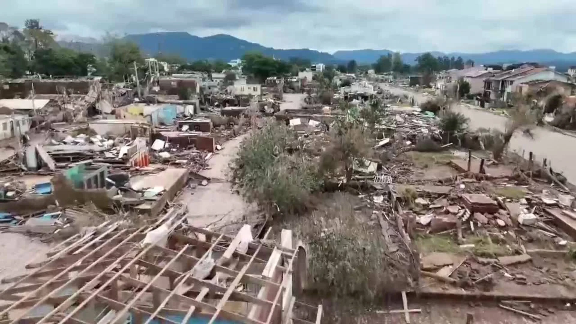 Travesía en barca hasta la ciudad brasileña que se quedó sin puentes por la inundación