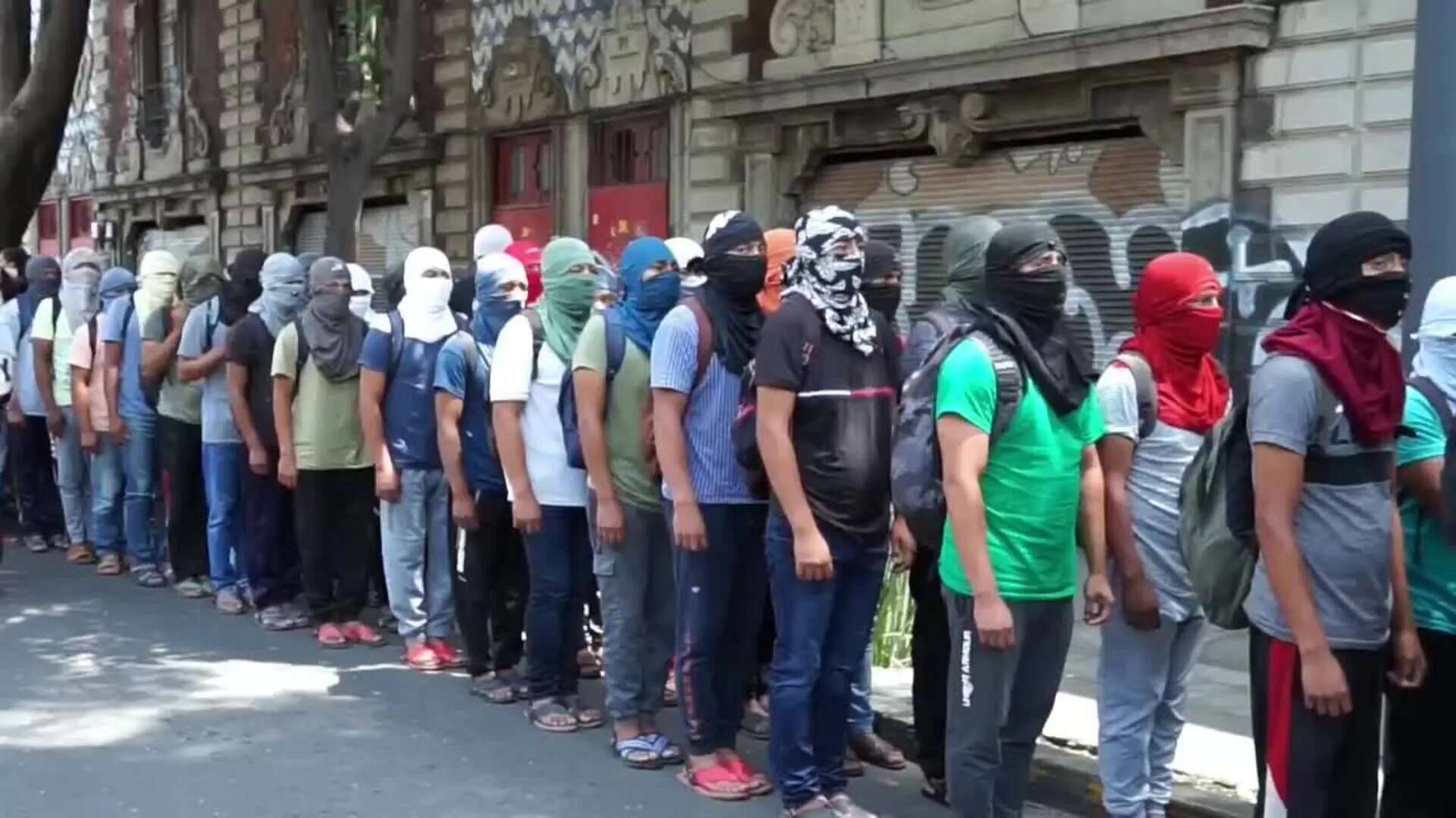 Activistas de Ayotzinapa lanzan explosivos a Secretaría de Gobernación en Ciudad de México