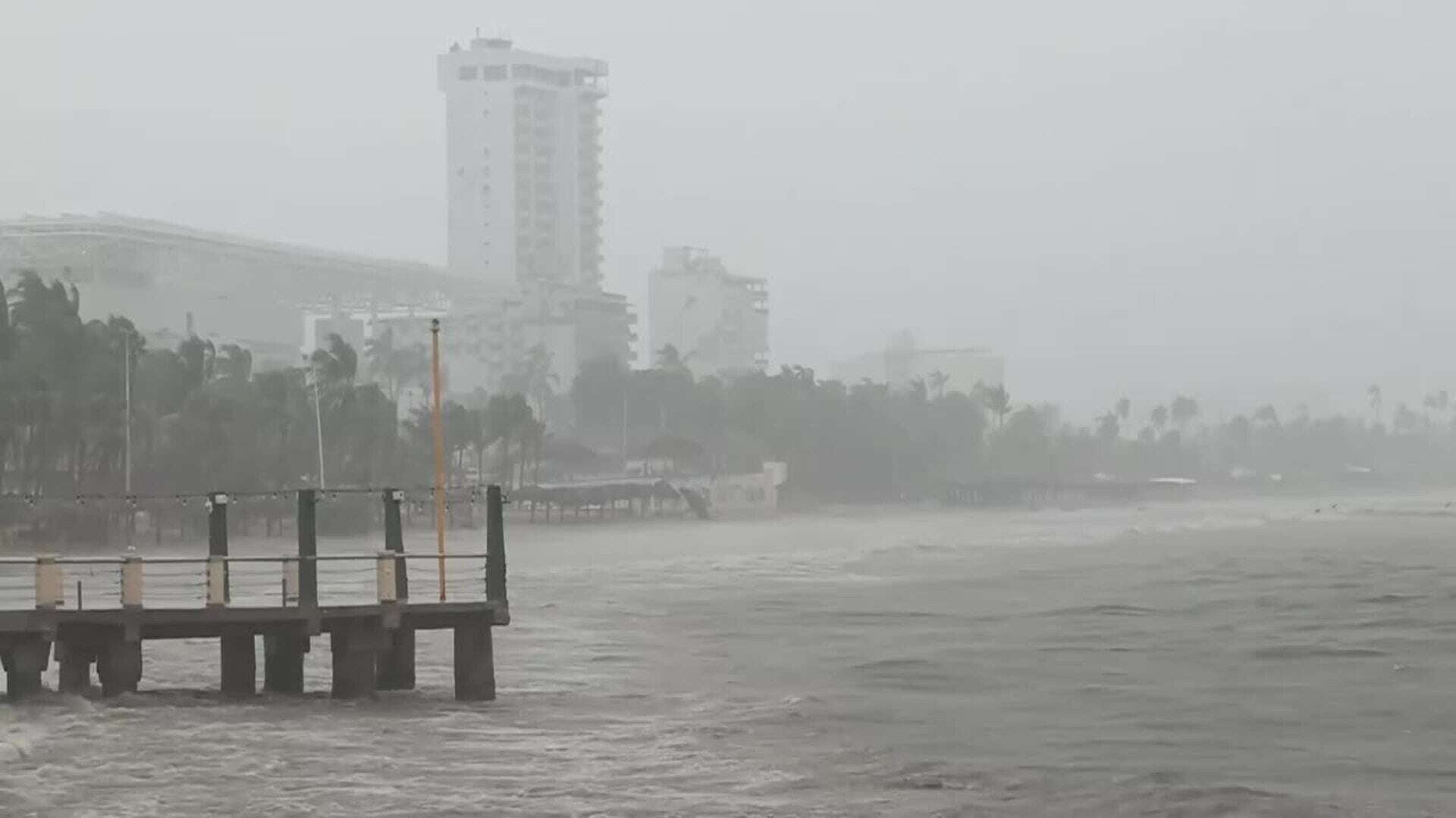 Tormenta John sorprende a habitantes y negocios en Acapulco con inesperado segundo golpe