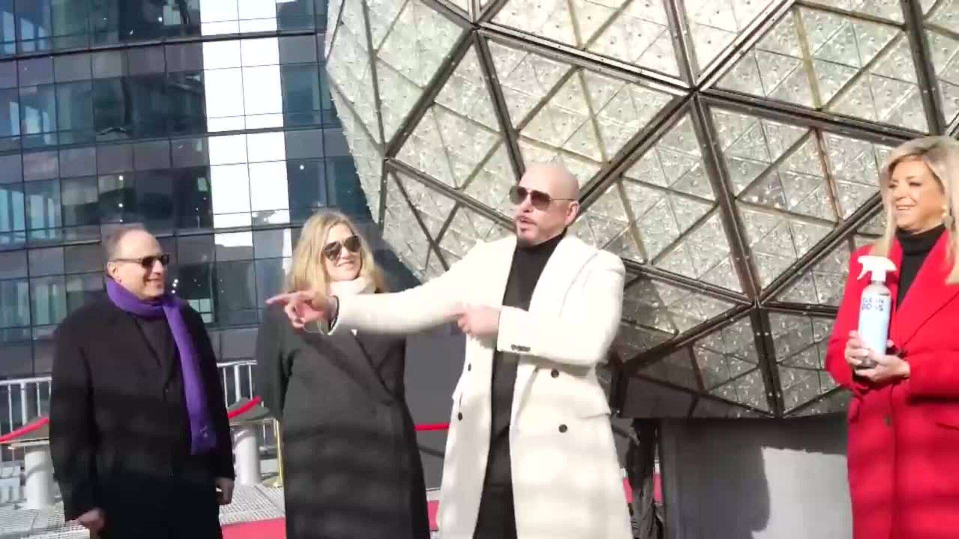 Pitbull instala el último cristal de la icónica esfera que cada Fin de Año cae en Times Square