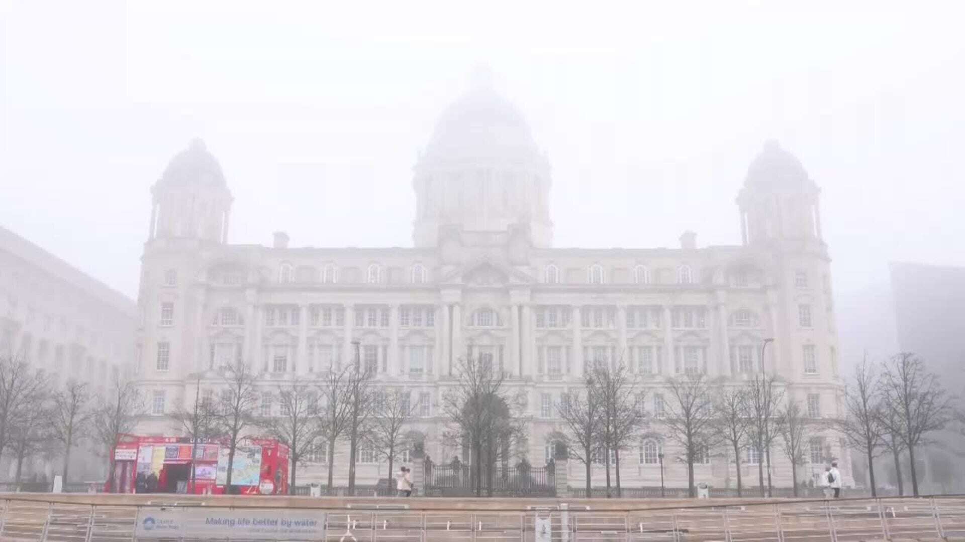 Liverpool registra una intensa niebla que ha provocado retrasos en los vuelos y cancelaciones de partidos de fútbol