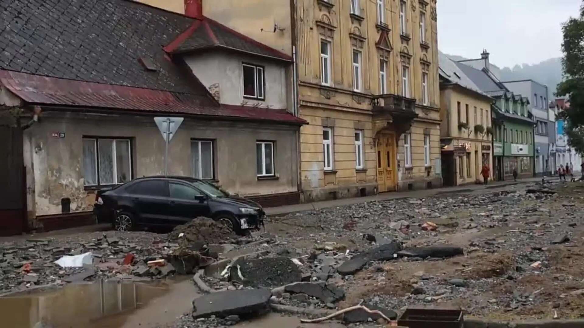 Las lluvias torrenciales causan fuertes inundaciones en Jesenik, R. Checa