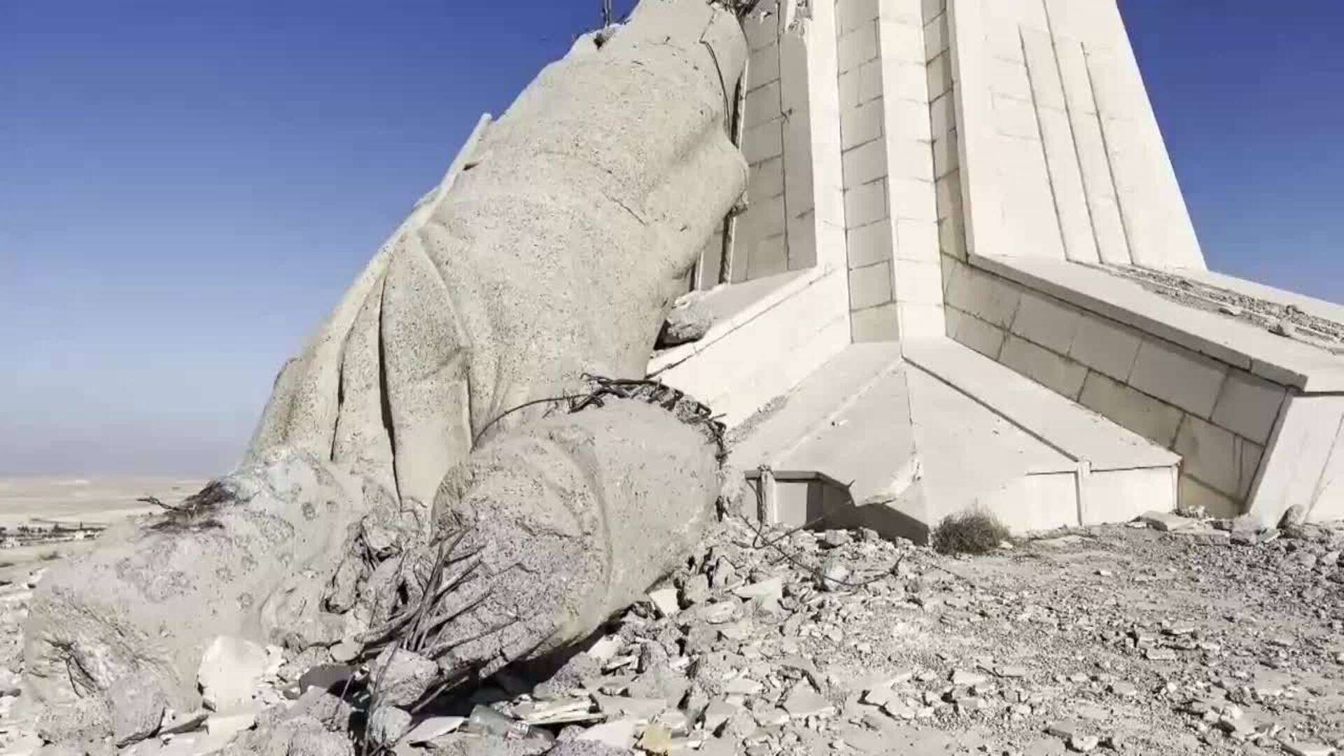 La estatua derribada de Hafez al Asad, lugar de visita tras el derrocamiento del régimen sirio