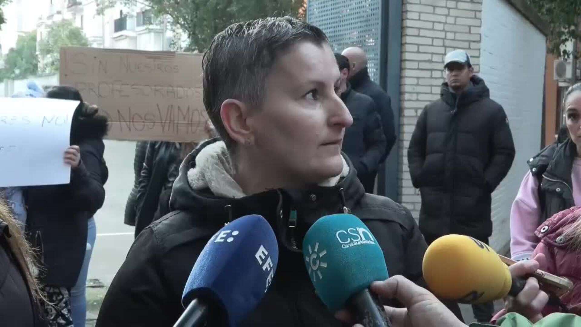 Familias protestan en Sevilla contra el 'cierre' de un colegio y piden mantener a docentes