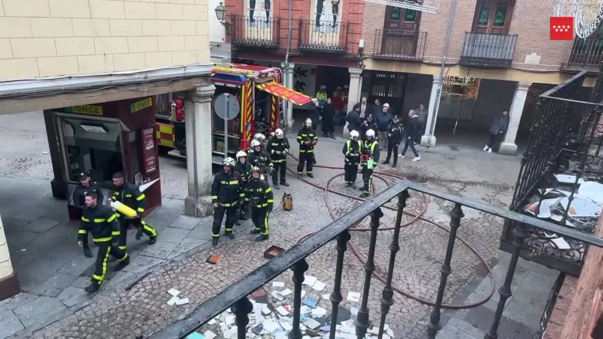 Bomberos extinguen un incendio en Alcalá de Henares