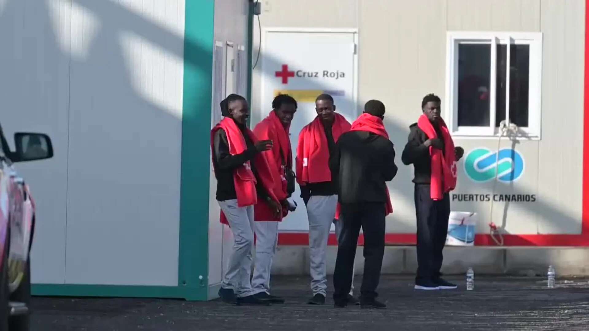 Salvamento rescata a 75 inmigrantes a 7 millas al sur de El Hierro