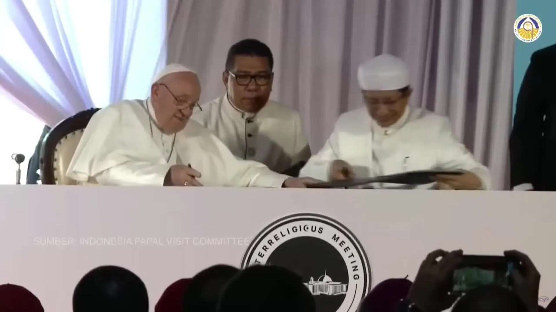 El papa Francisco y el gran imán de la mezquita Istiqlal firman una declaración conjunta en Yakarta