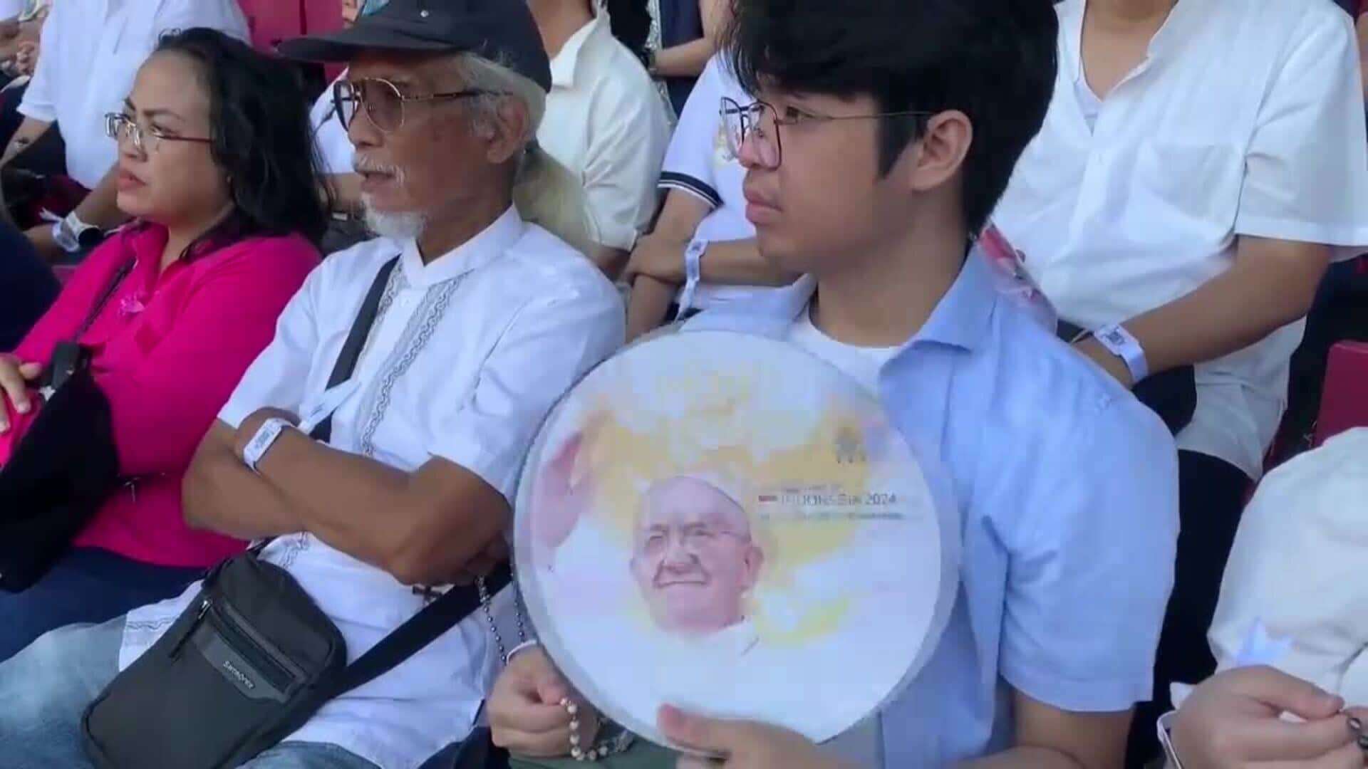 El papa celebró misa para 100.000 personas en Yakarta e instó a construir un mundo de paz