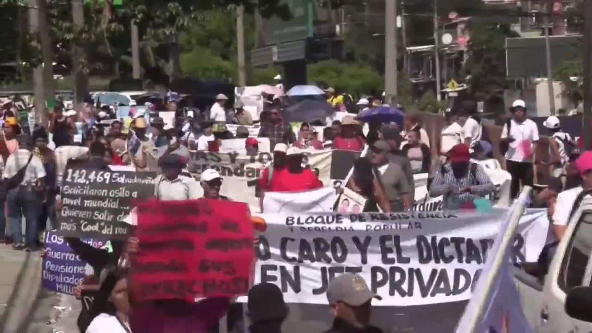 Centenares de salvadoreños protestan contra Gobierno de Bukele y piden cese de atropellos