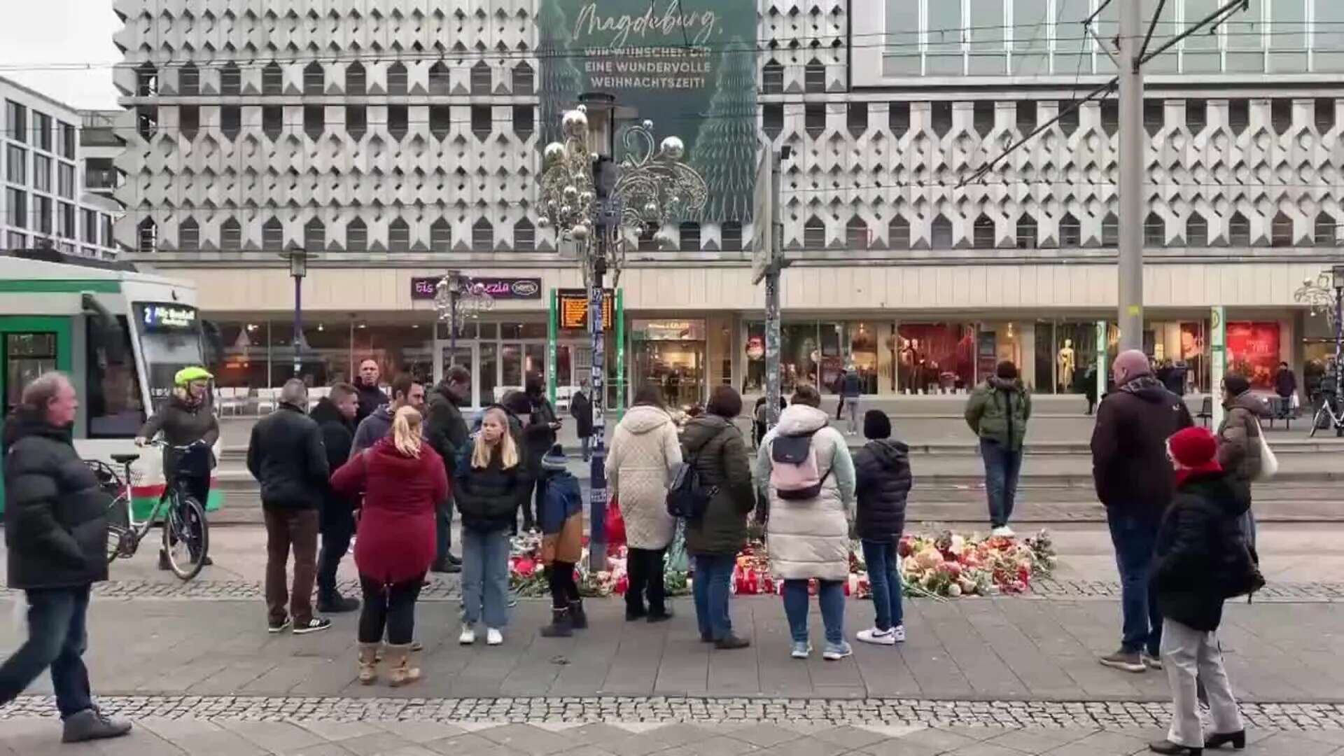 Ofrendas florales y otros homenajes de los habitantes de Magdeburgo a víctimas de atentado