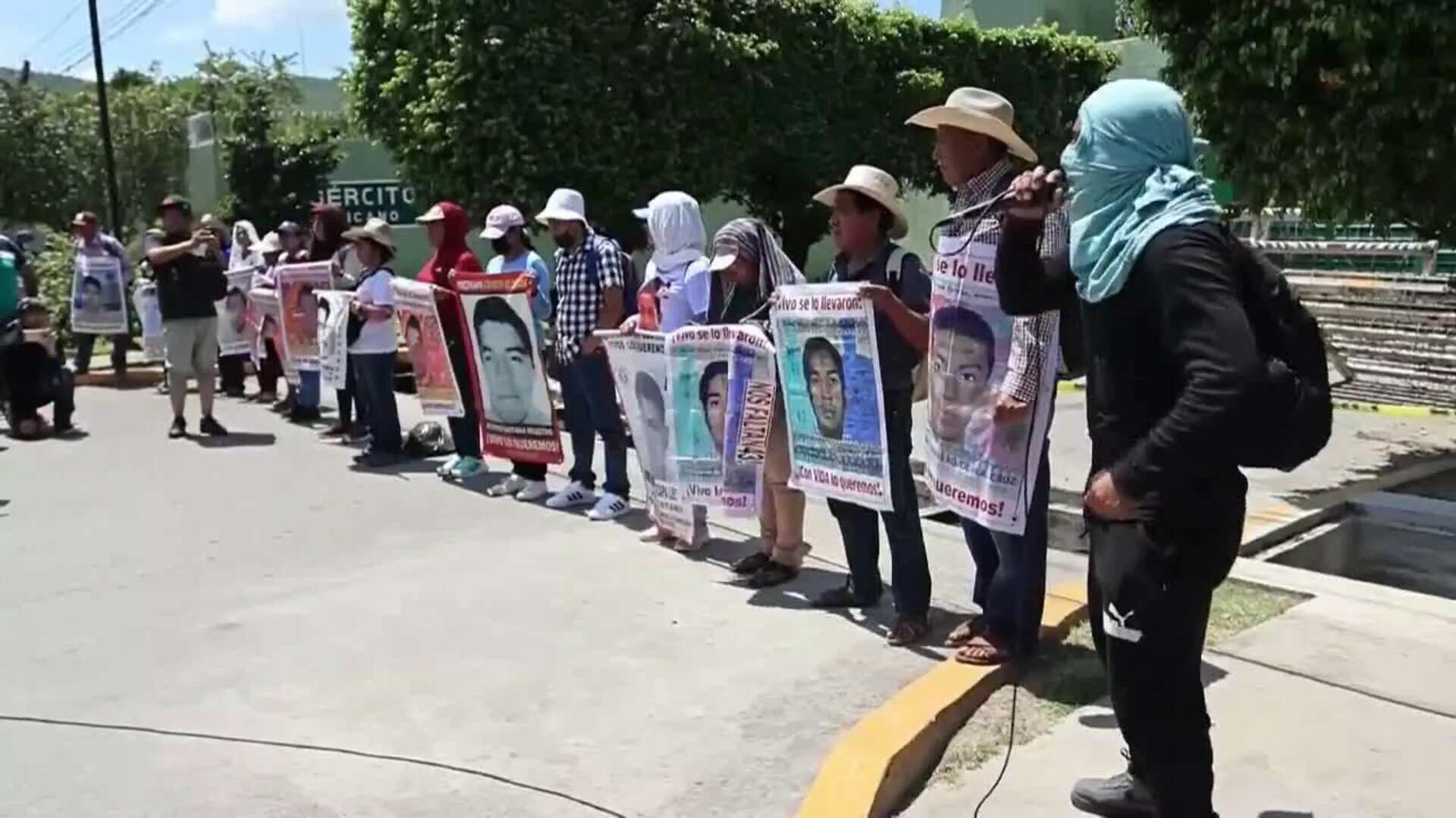 Petardos e incendios durante manifestación de activistas de Ayotzinapa frente al Ejército mexicano