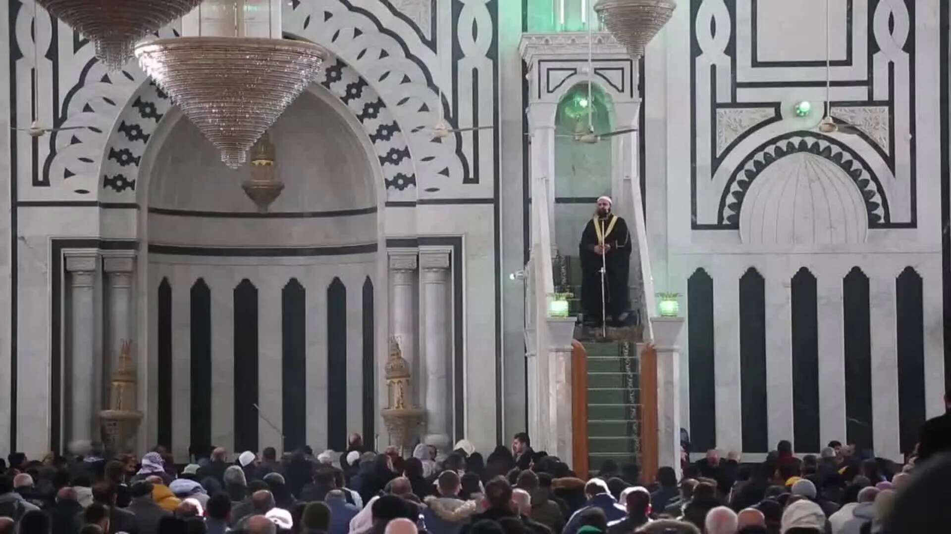 Musulmanes en Alepo asisten a la oración del viernes en la mezquita de Abdullah bin Abbas