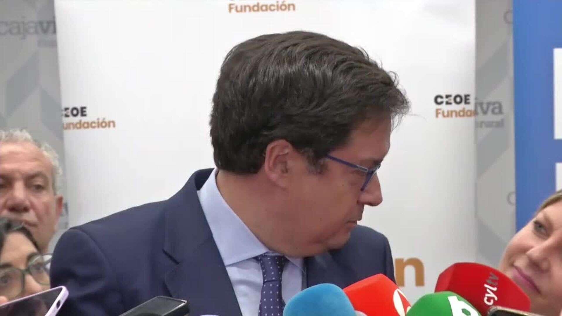 López defiende que el Gobierno negocia con todos los grupos pero dentro de la Constitución