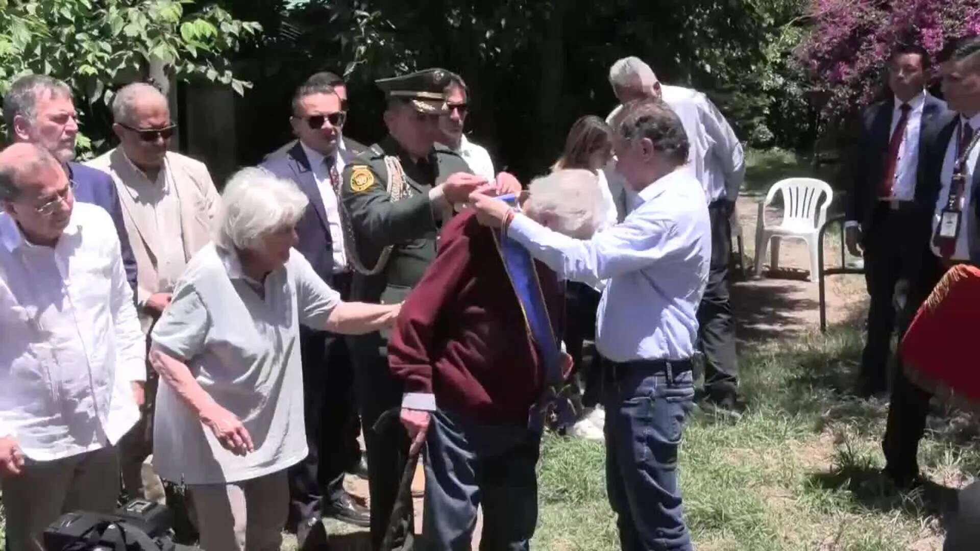 El presidente colombiano, Gustavo Petro, condecora a José Mujica con la Cruz de Boyacá