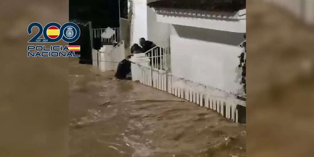 Juan Manuel y Carlos, los policías que sacaron en volandas a una anciana de 99 años de su casa inundada por la DANA en Valencia