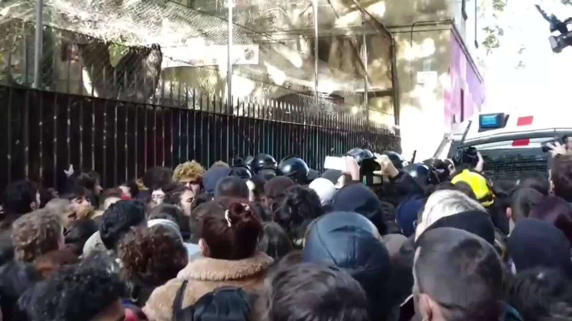 La Guardia Urbana desaloja la Antiga Escola Massana frente a una concentración de protesta