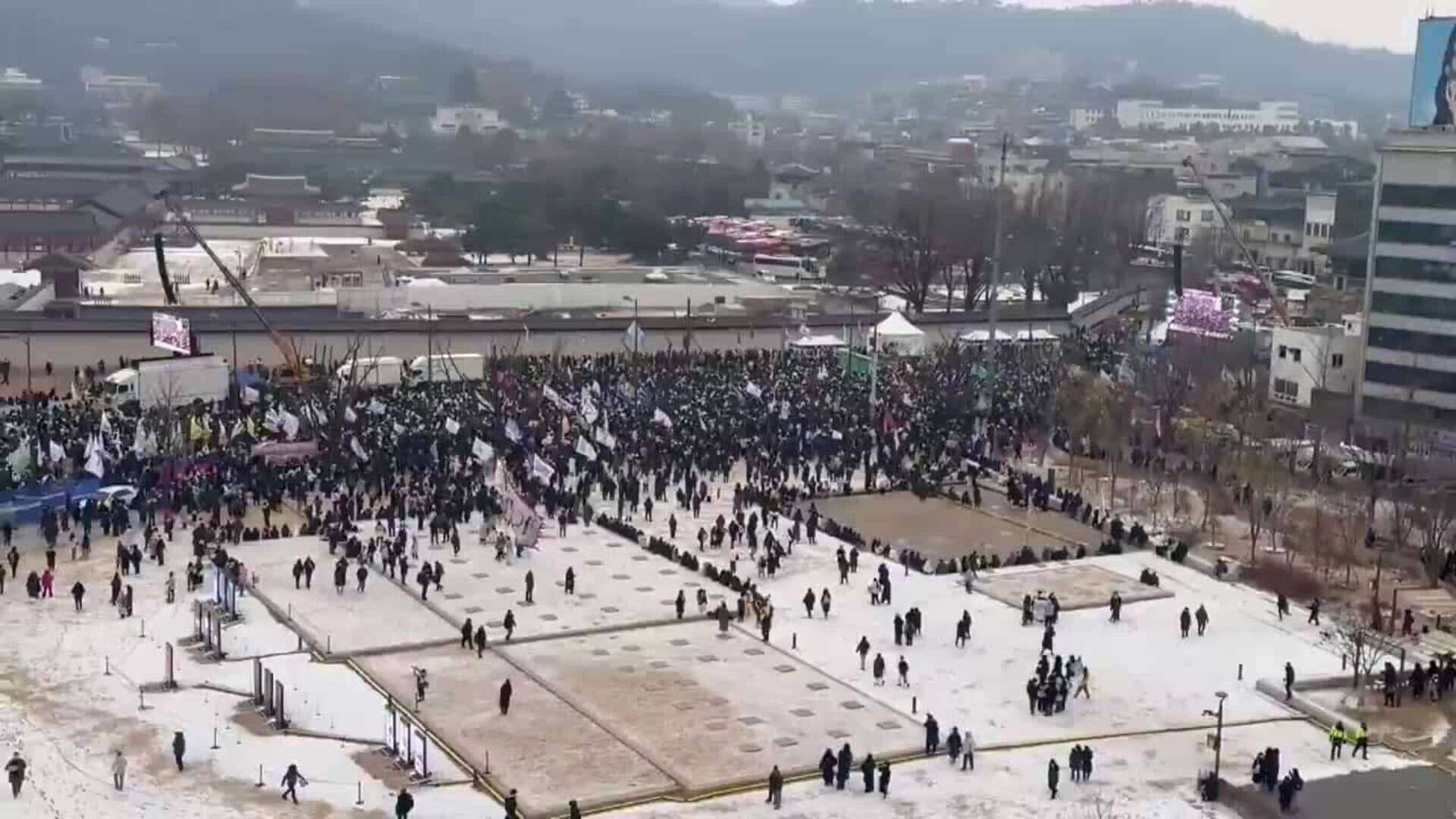 Centenares de personas protestan en Seúl para pedir el arresto del presidente del país Yoon Suk-yeol