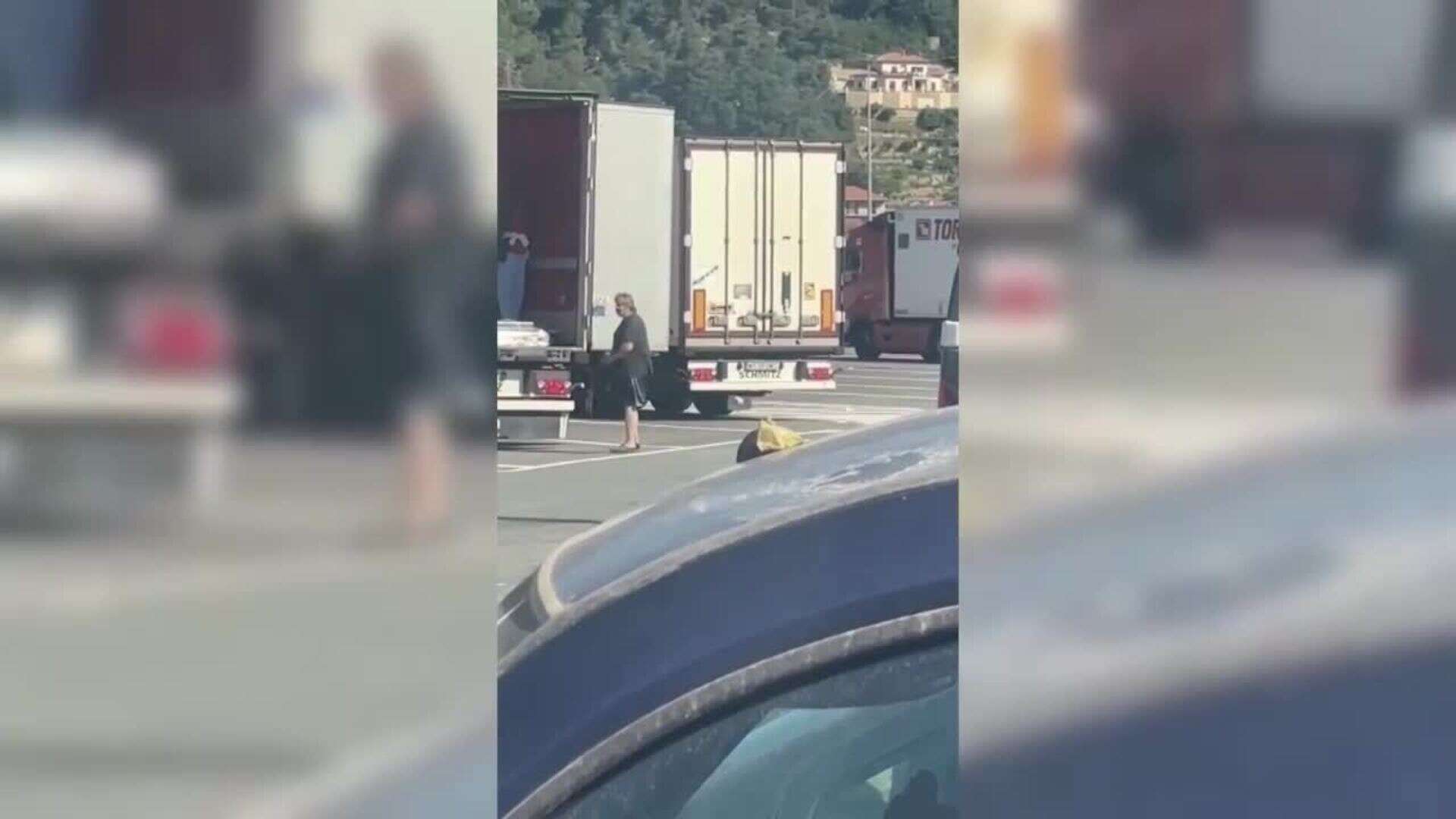 Un camionero saca a latigazos a un grupo de mujeres migrantes de su remolque en Italia