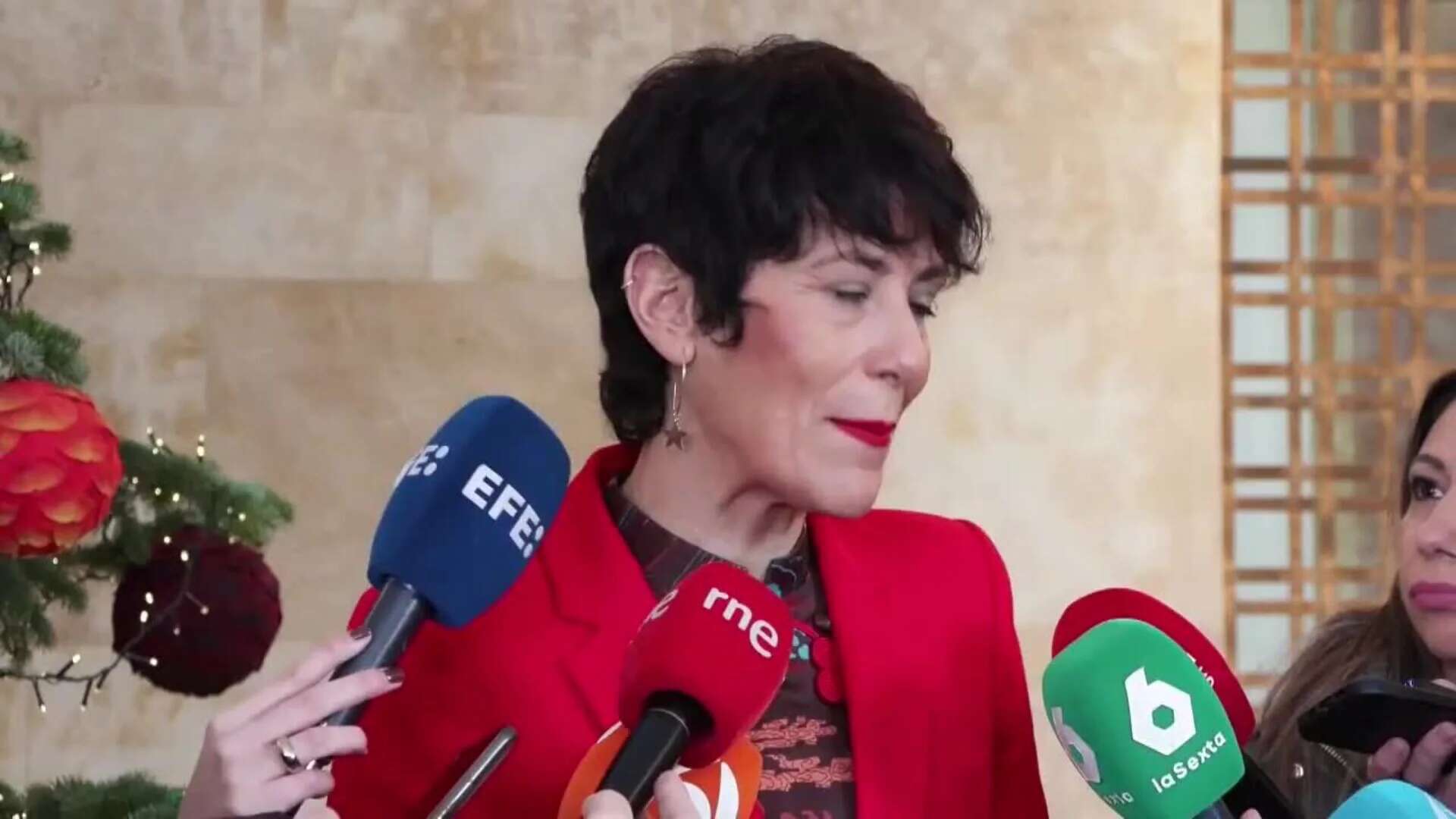 Elma Saiz dice al PP que la solidaridad con los inmigrantes no es un eslogan vacío